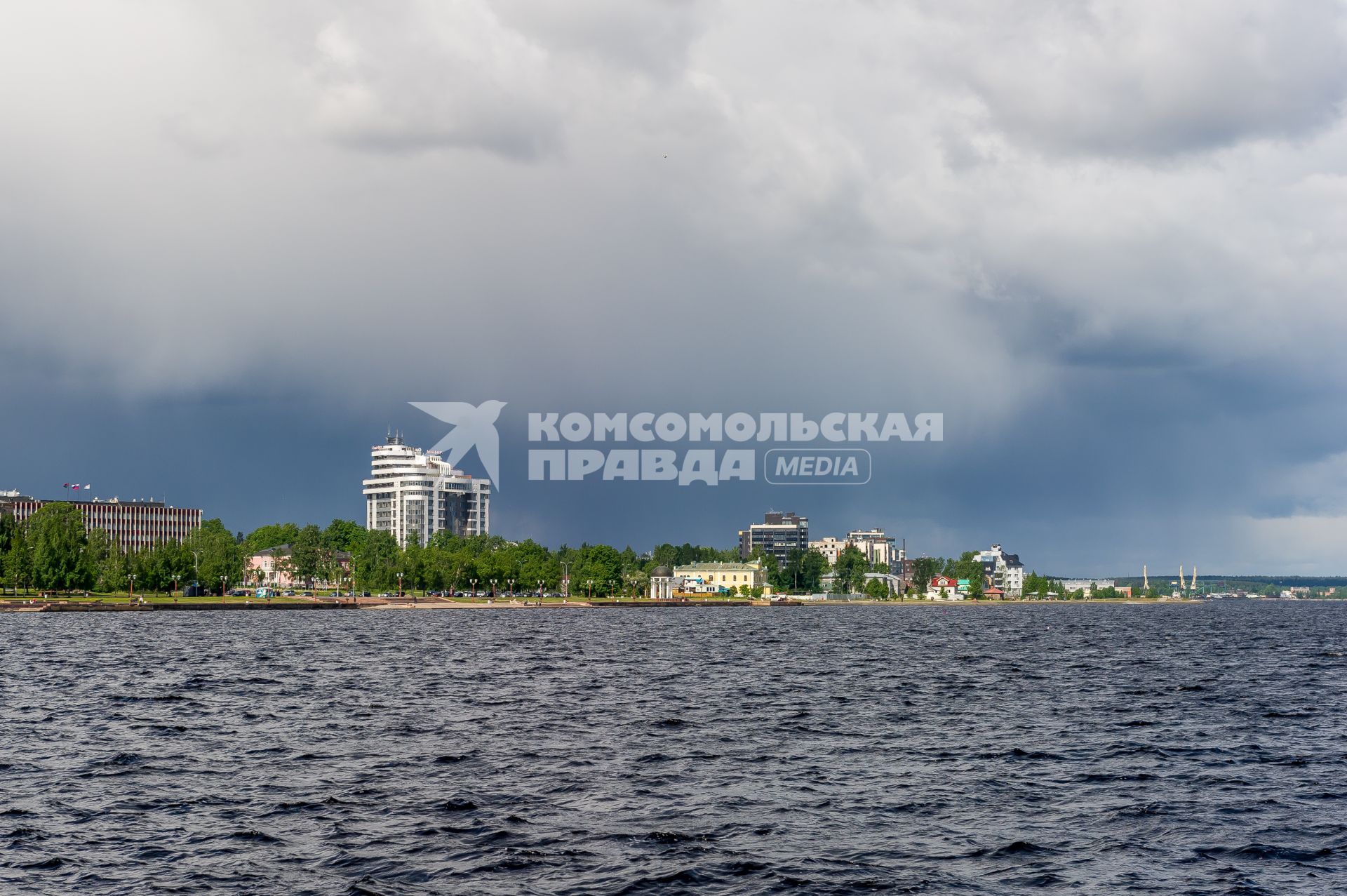 Республика Карелия. Вид на Петрозаводск с Петрозаводской губы.