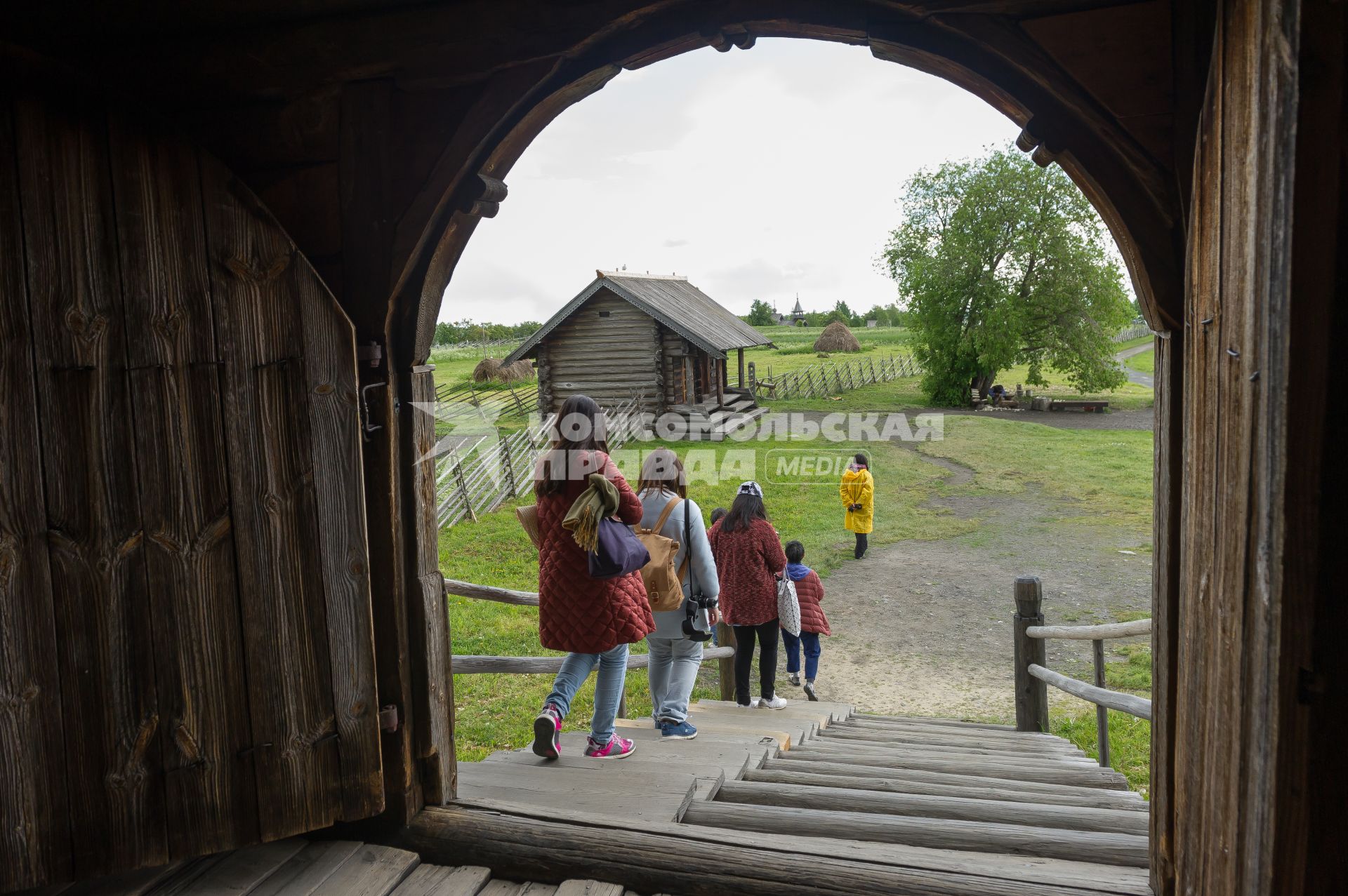 Республика Карелия. Кижи. Туристы в музее-заповеднике на острове Кижи.