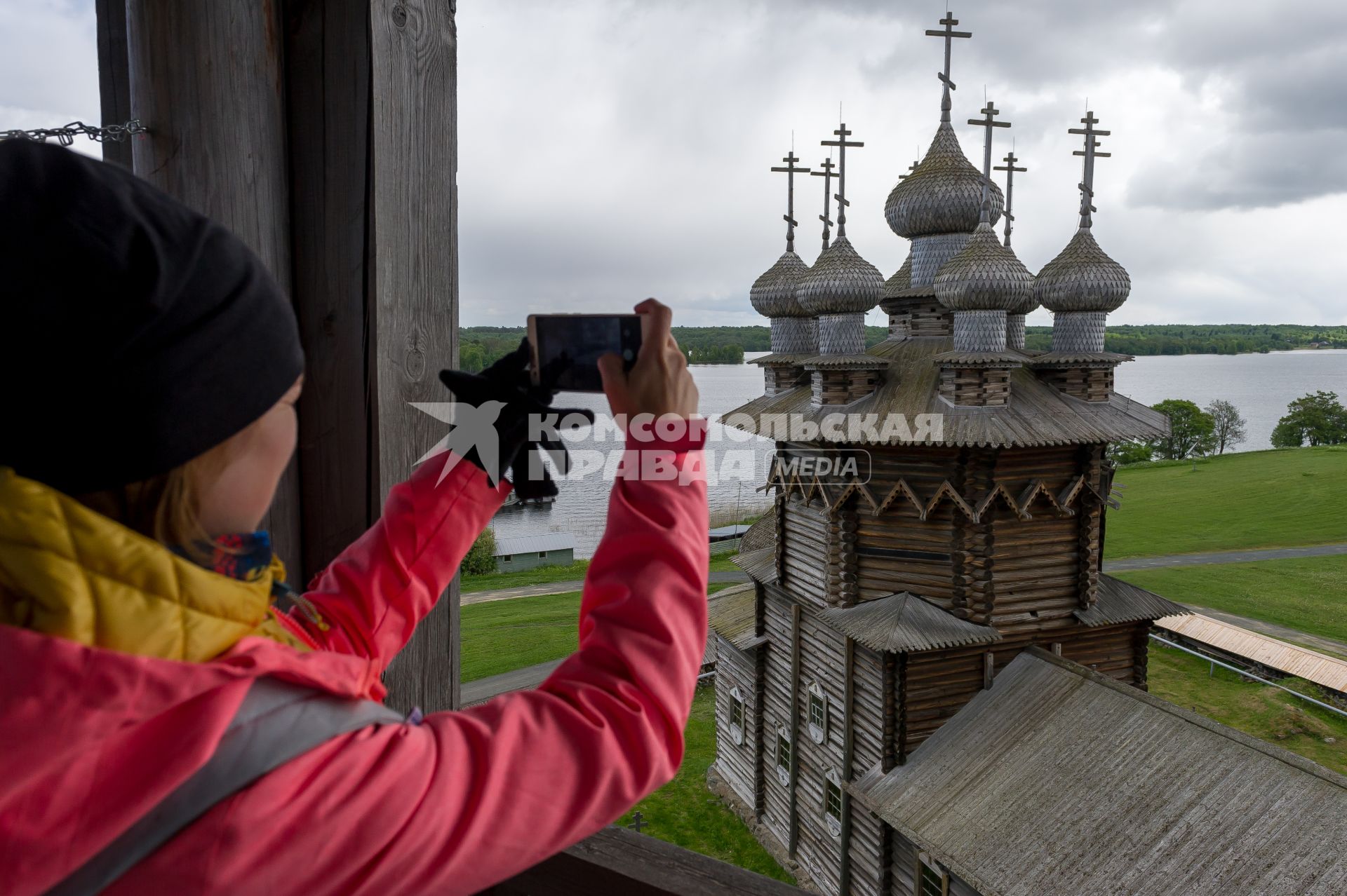 Республика Карелия. Кижи. Вид с колокольни на церковь Покрова Пресвятой Богородицы на Кижском Погосте.