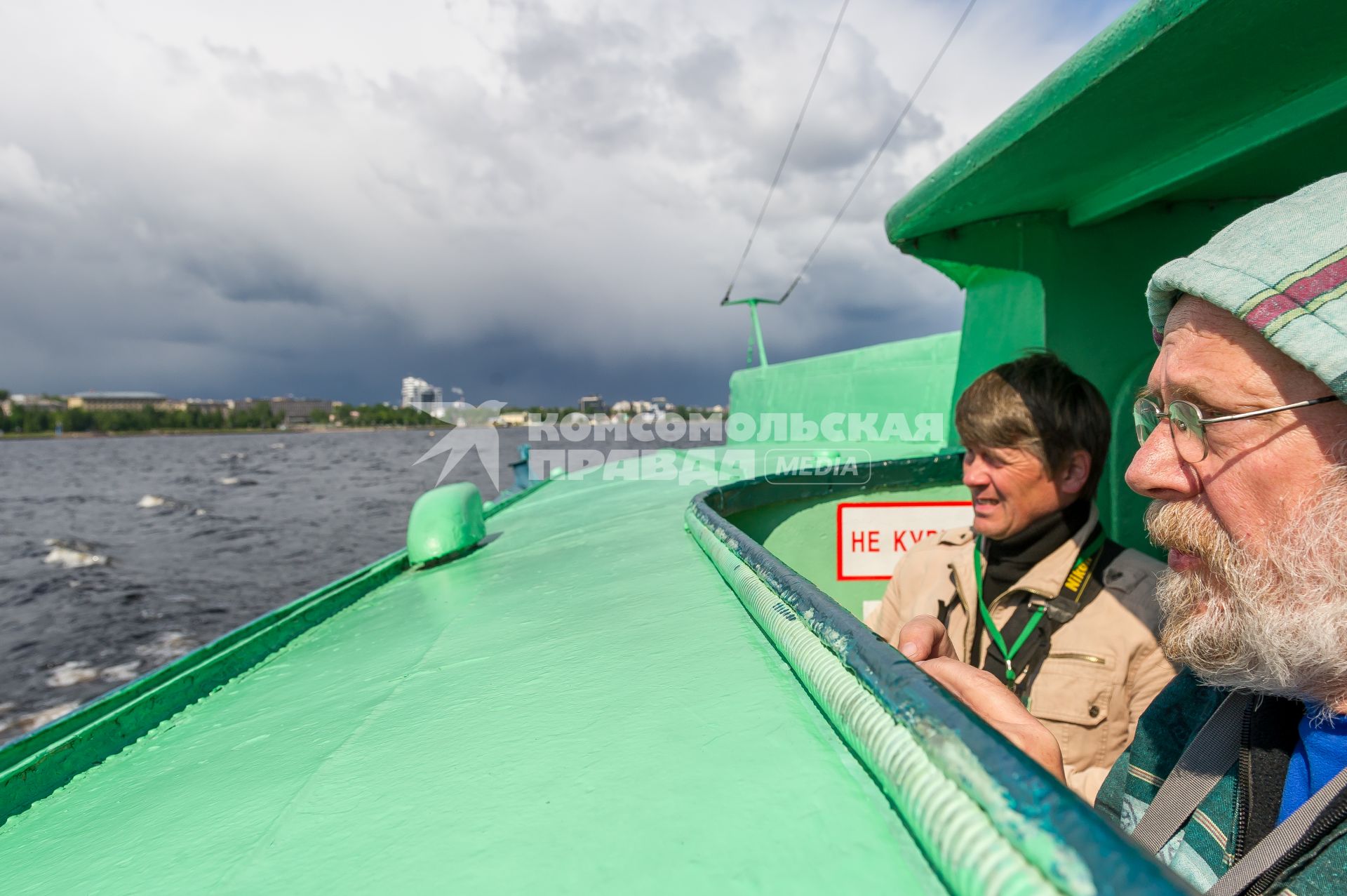 Республика Карелия. Пассажирский теплоход  `Комета`на подводных крыльях  курсирует по маршруту Петрозаводск - остров Кижи.