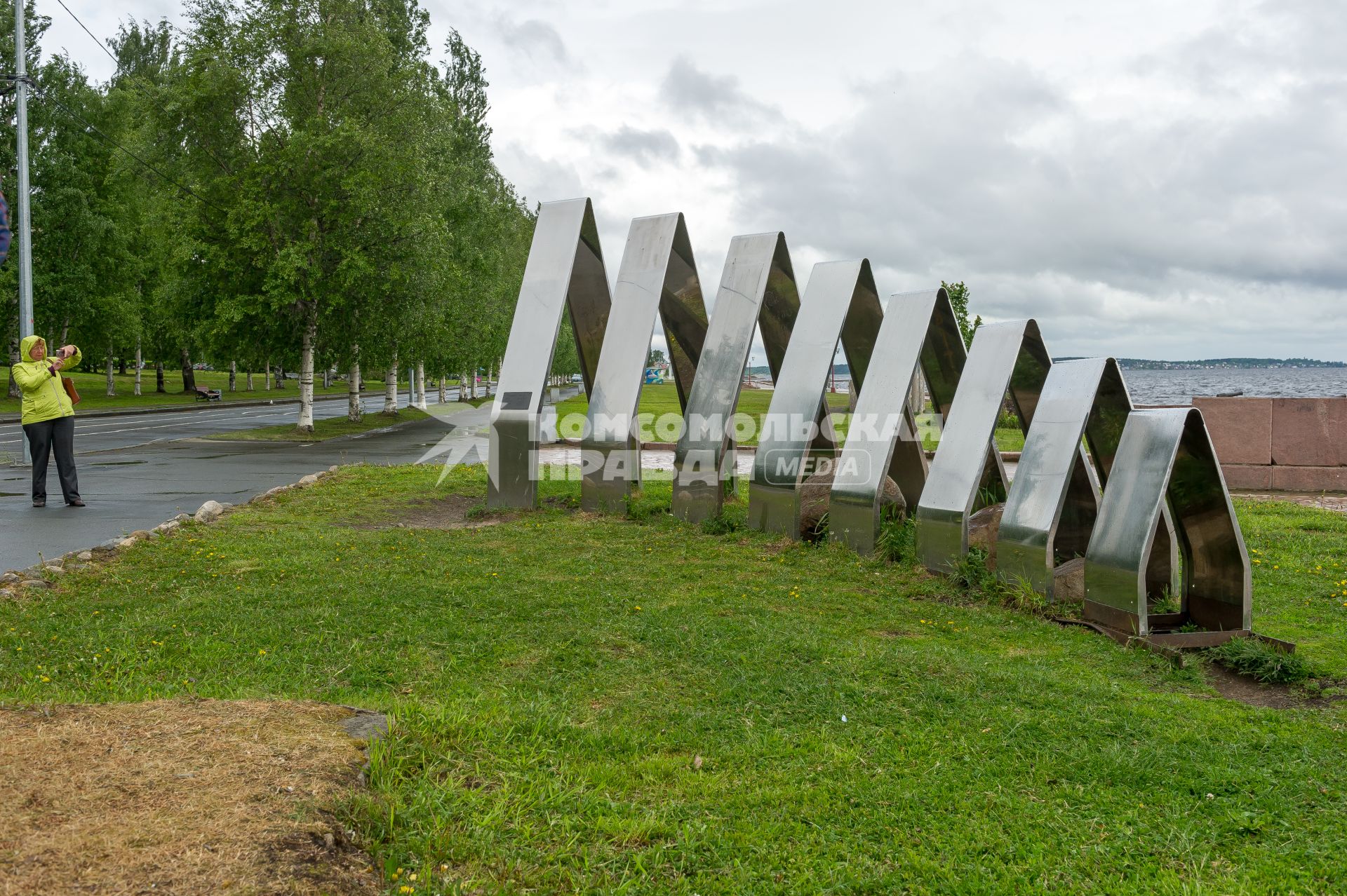 Республика Карелия. Петрозаводск. Памятник `Волна дружбы` на Онежской набережной.