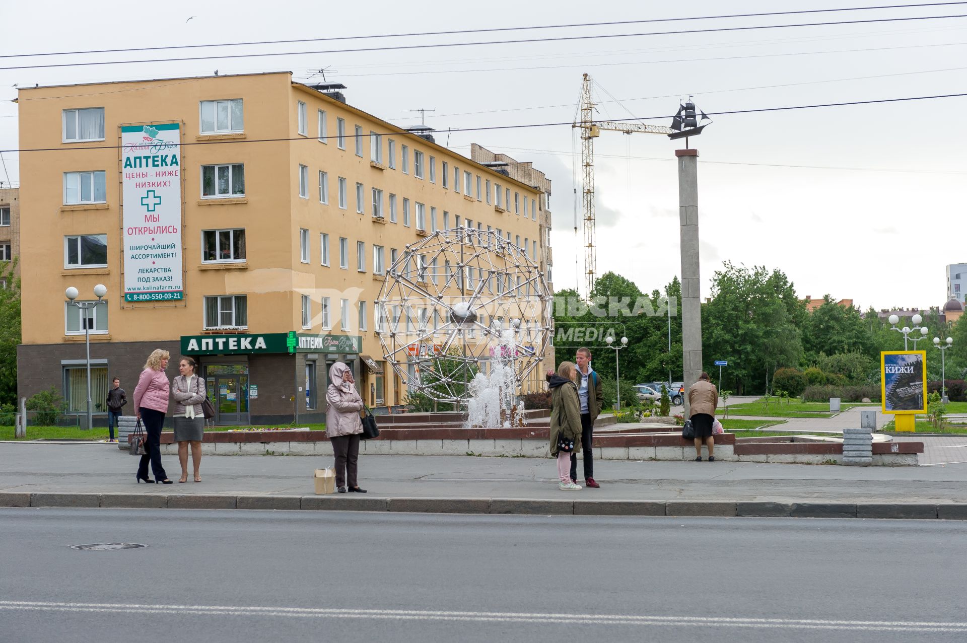 Республика Карелия. Петрозаводск. Студенческий бульвар и фонтан Молекула фуллерена.