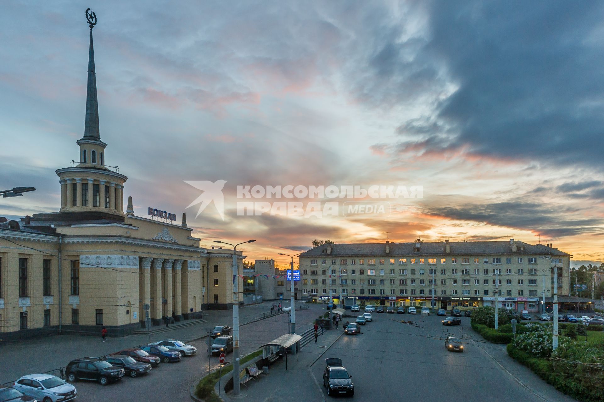 Республика Карелия. Петрозаводск. Железнодорожный вокзал и площадь Гагарина..