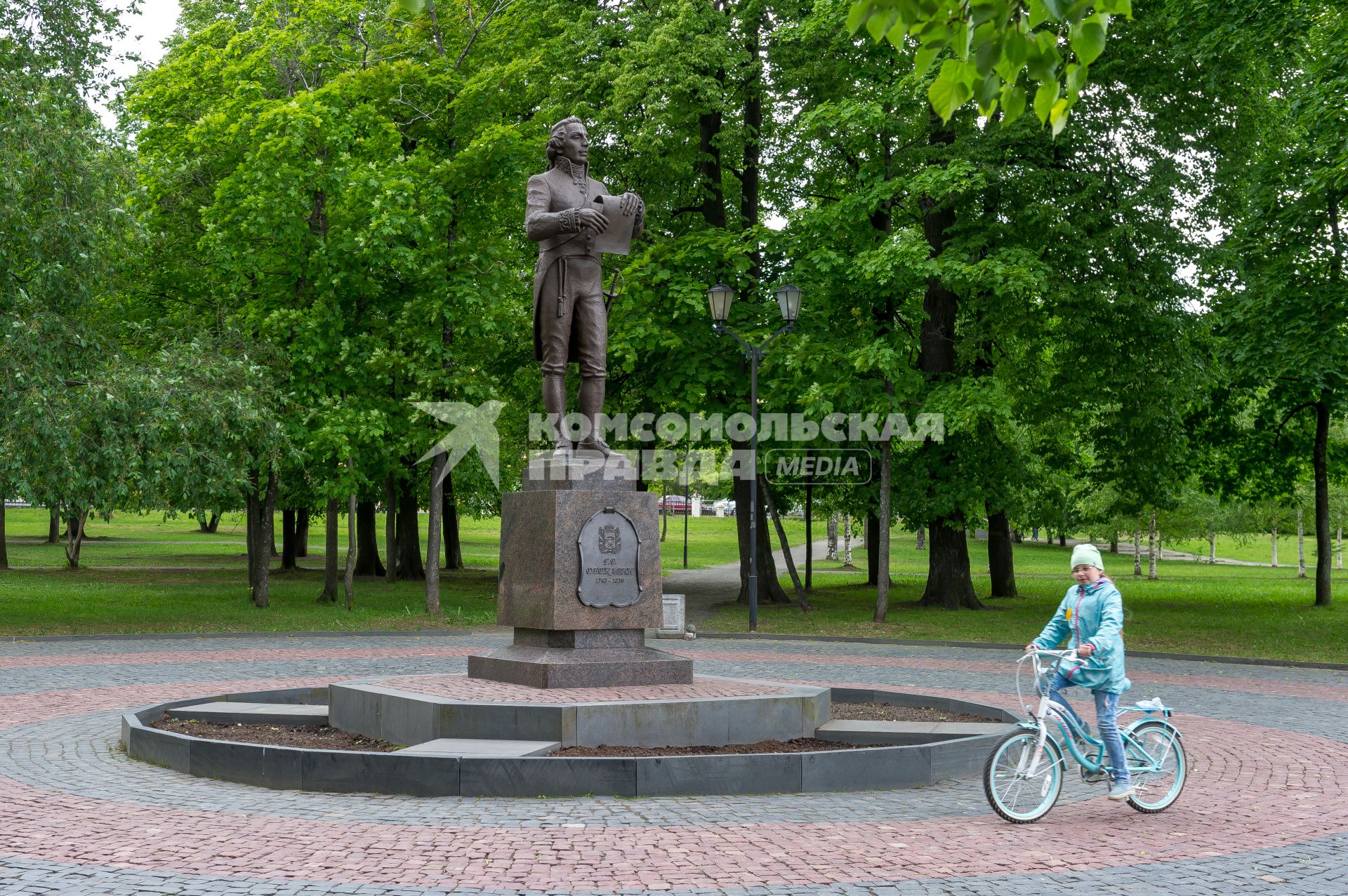 Республика Карелия. Петрозаводск. Памятник  Г.Р. Державину в Губернаторском саду.