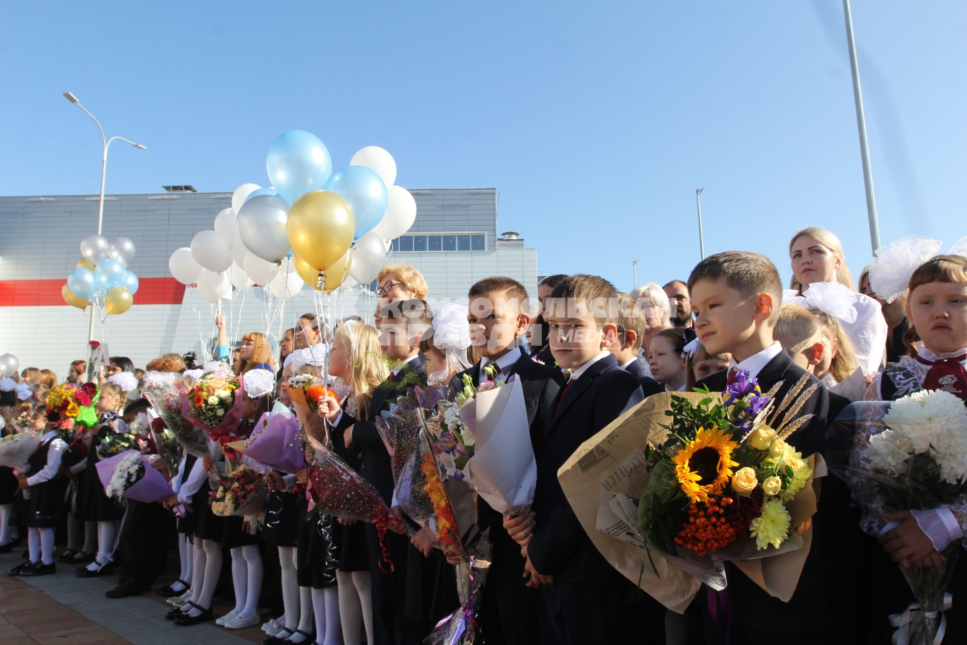 Иркутск. Первоклассники на торжественной линейке, посвященной Дню знаний.