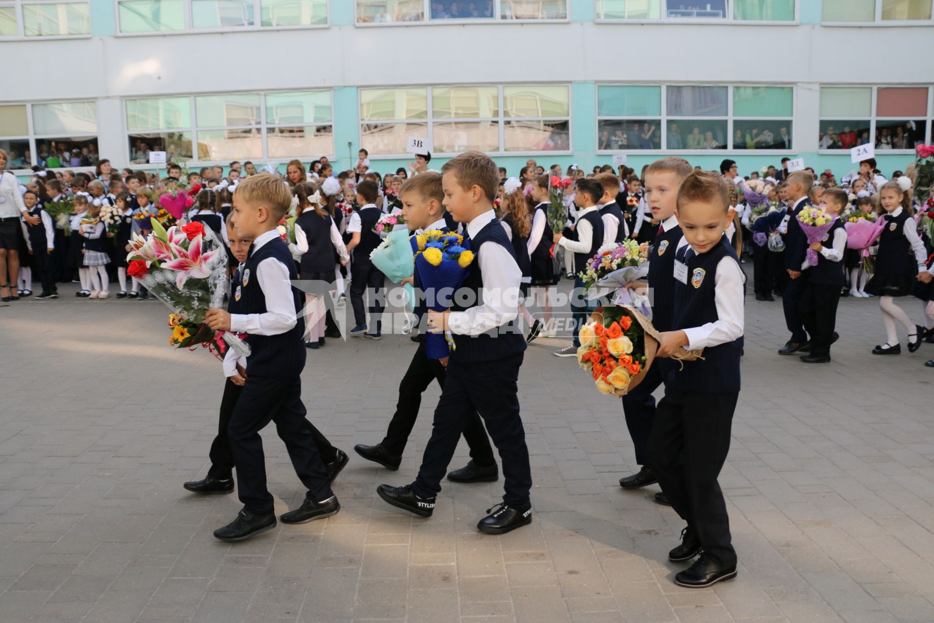 Тула. Первоклассники на торжественной линейке, посвященной Дню знаний.