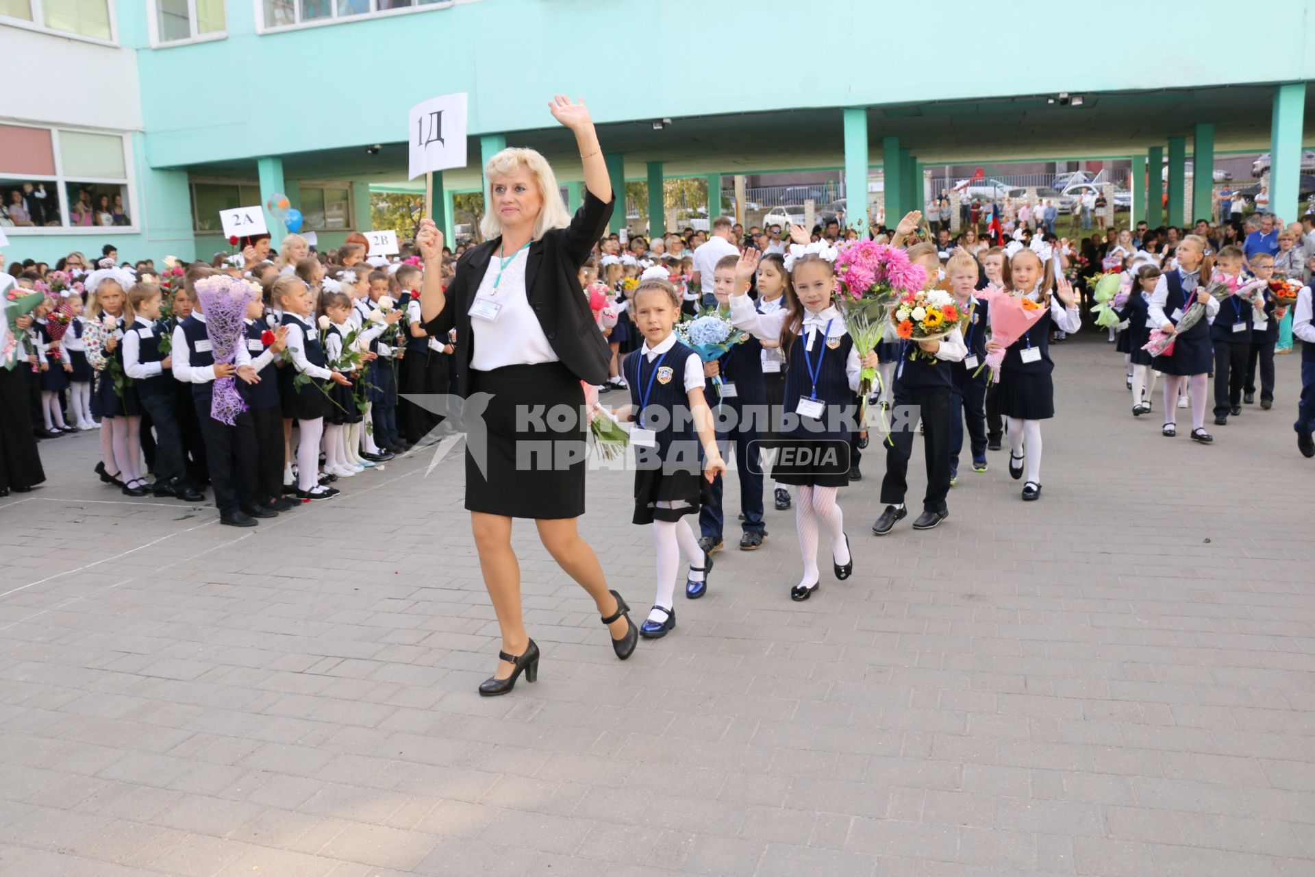 Тула. Первоклассники на торжественной линейке, посвященной Дню знаний.