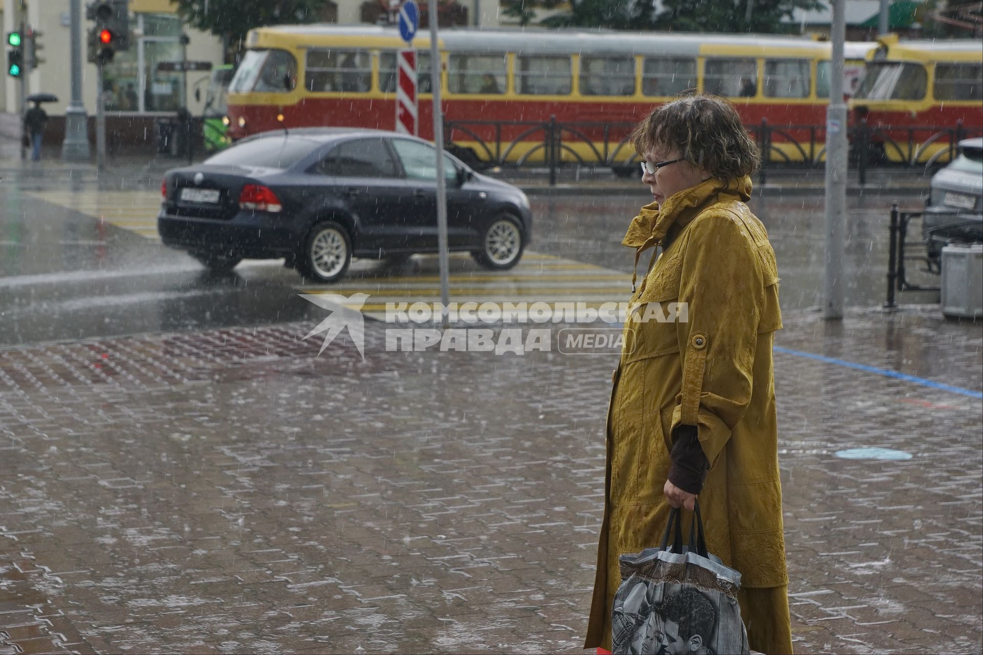 Свердловская область. Екатеринбург. Горожане во время сильного дождя