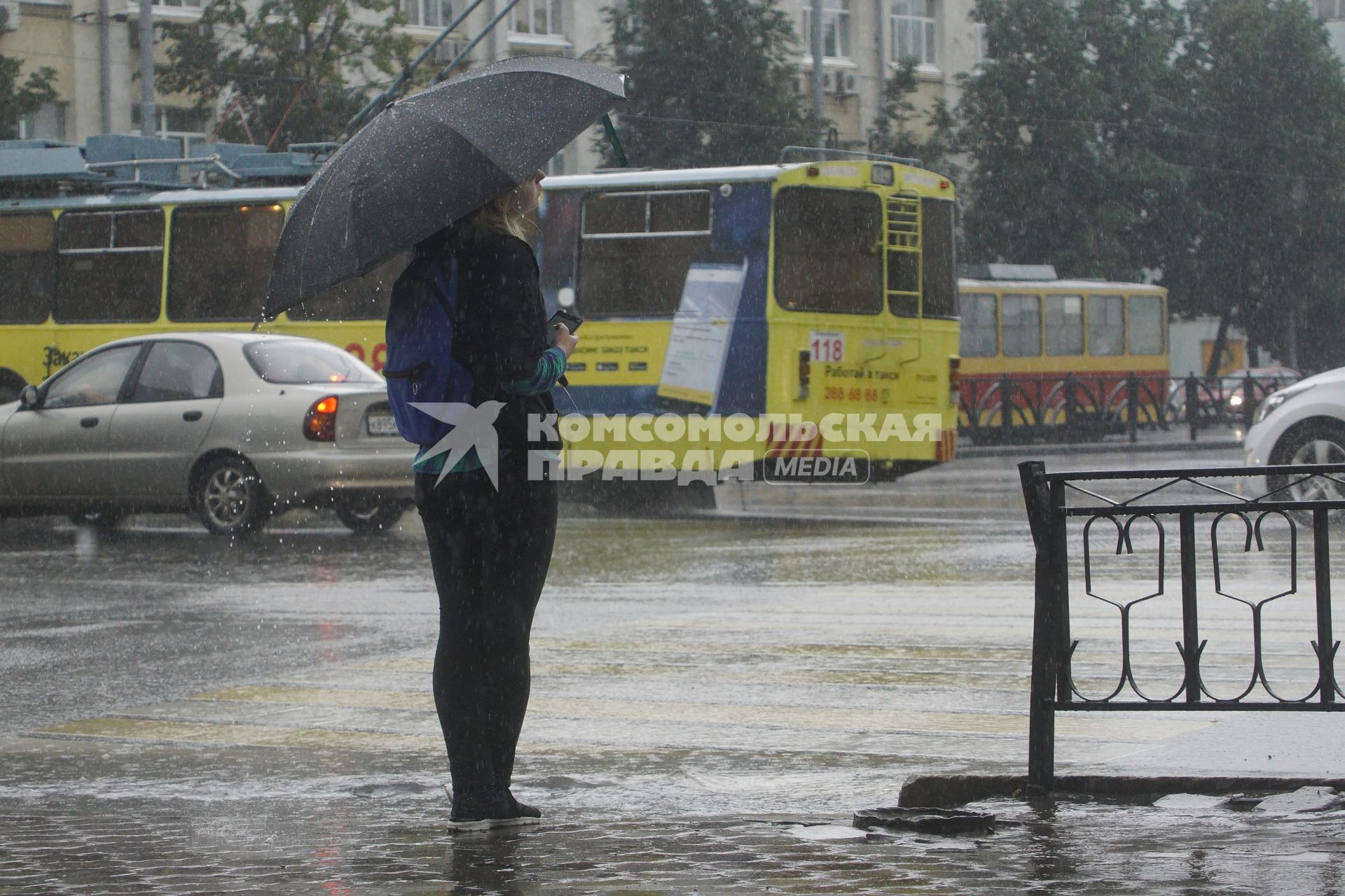 Свердловская область. Екатеринбург. Горожане во время сильного дождя