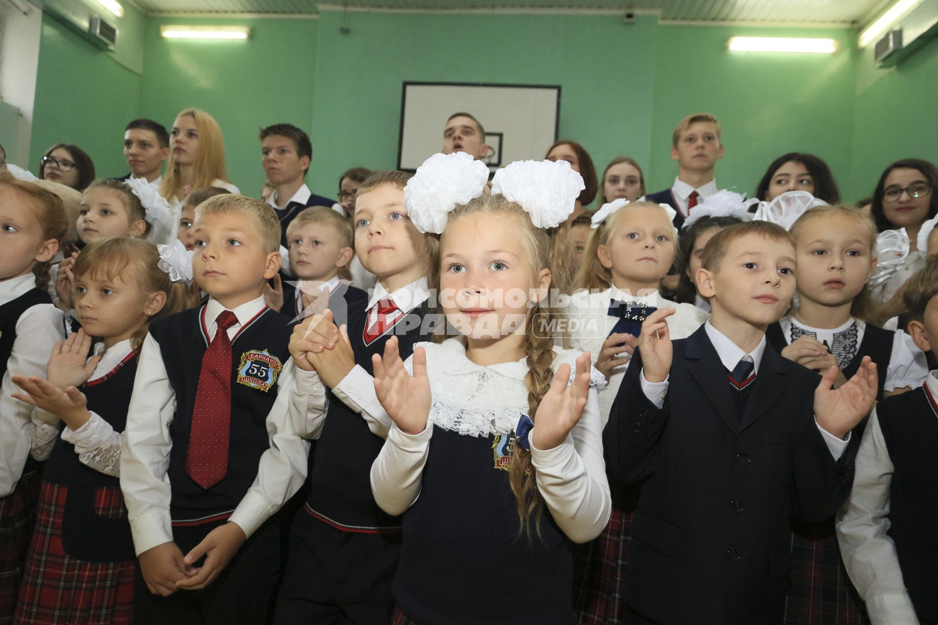 Барнаул. Первоклассники на торжественной линейке, посвященной Дню знаний.