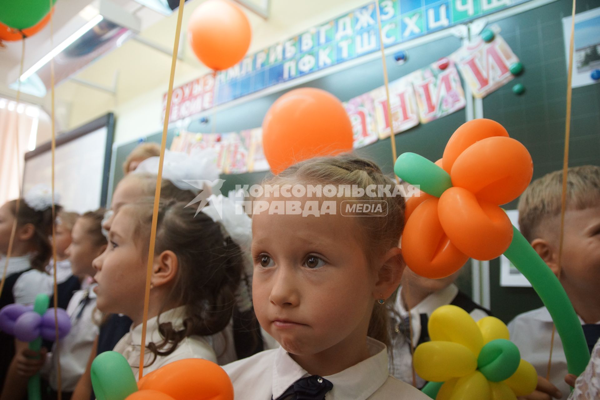 Тольятти. Первоклассники на торжественной линейке, посвященной Дню знаний в одной из школ города.