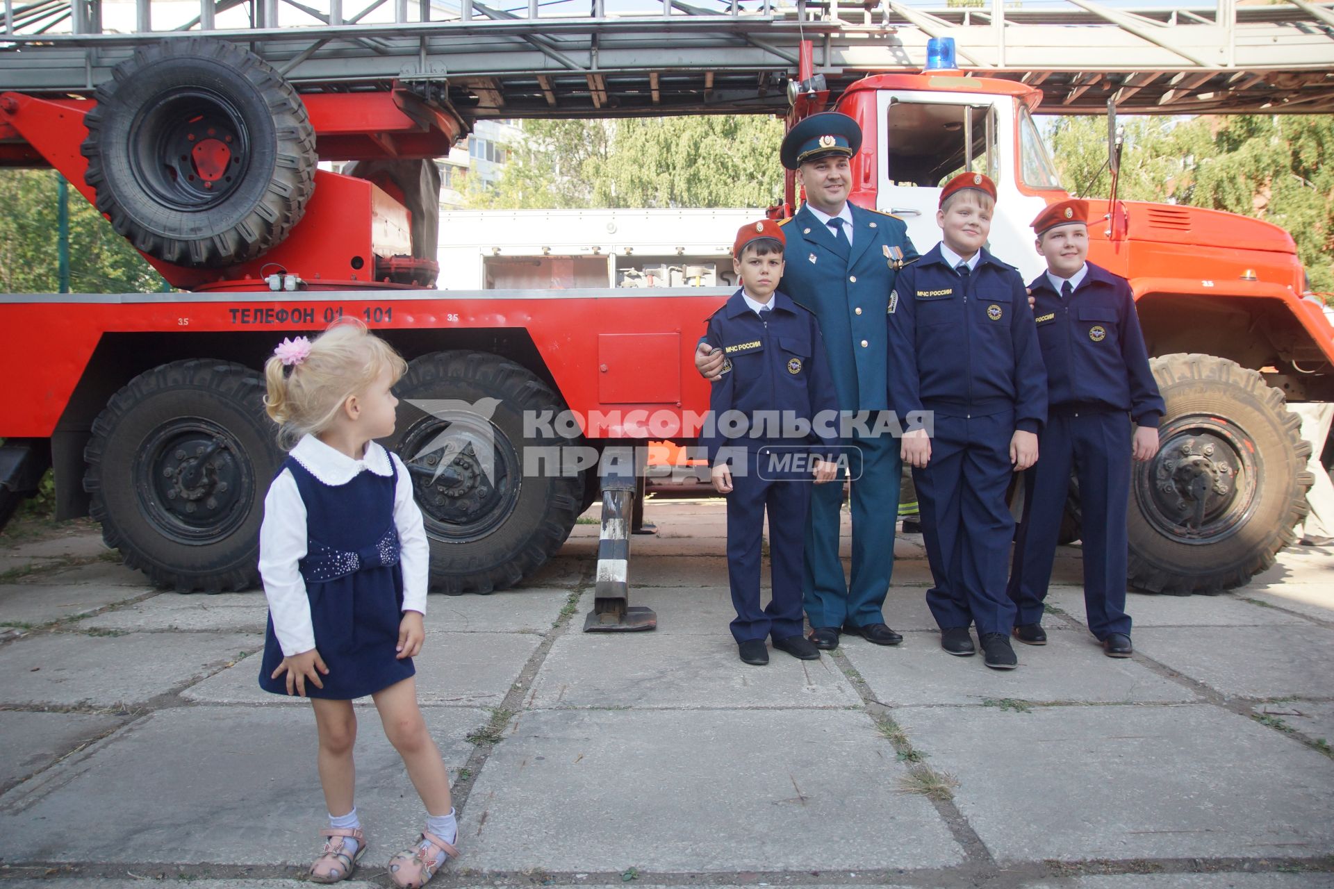 Тольятти. Ученики фотографируются  после торжественной линейки, посвященной дню знаний в кадетском классе  МЧС одной из школ города.