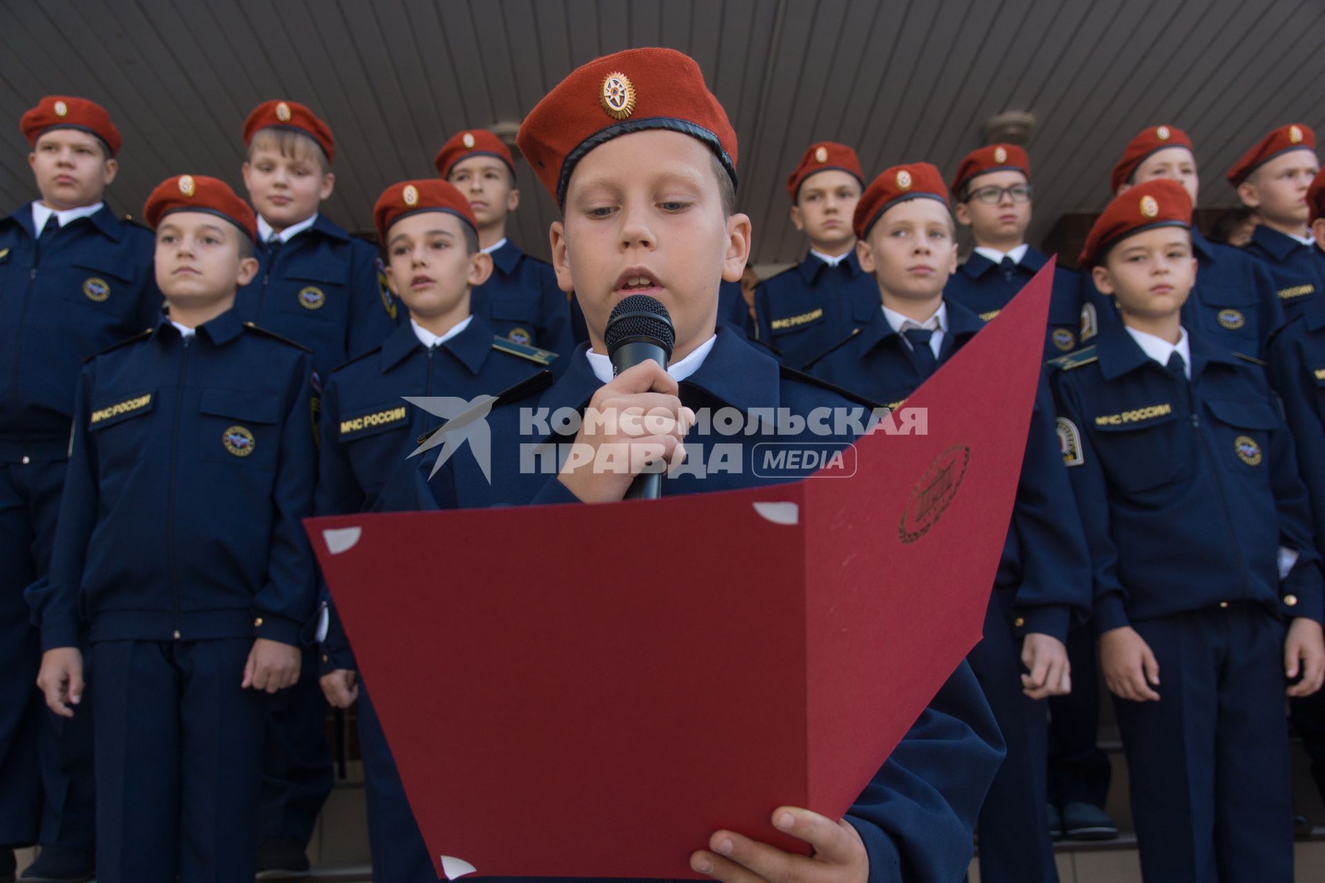 Тольятти. Торжественная линейка, посвященная дню знаний в кадетском классе  МЧС одной из школ города.
