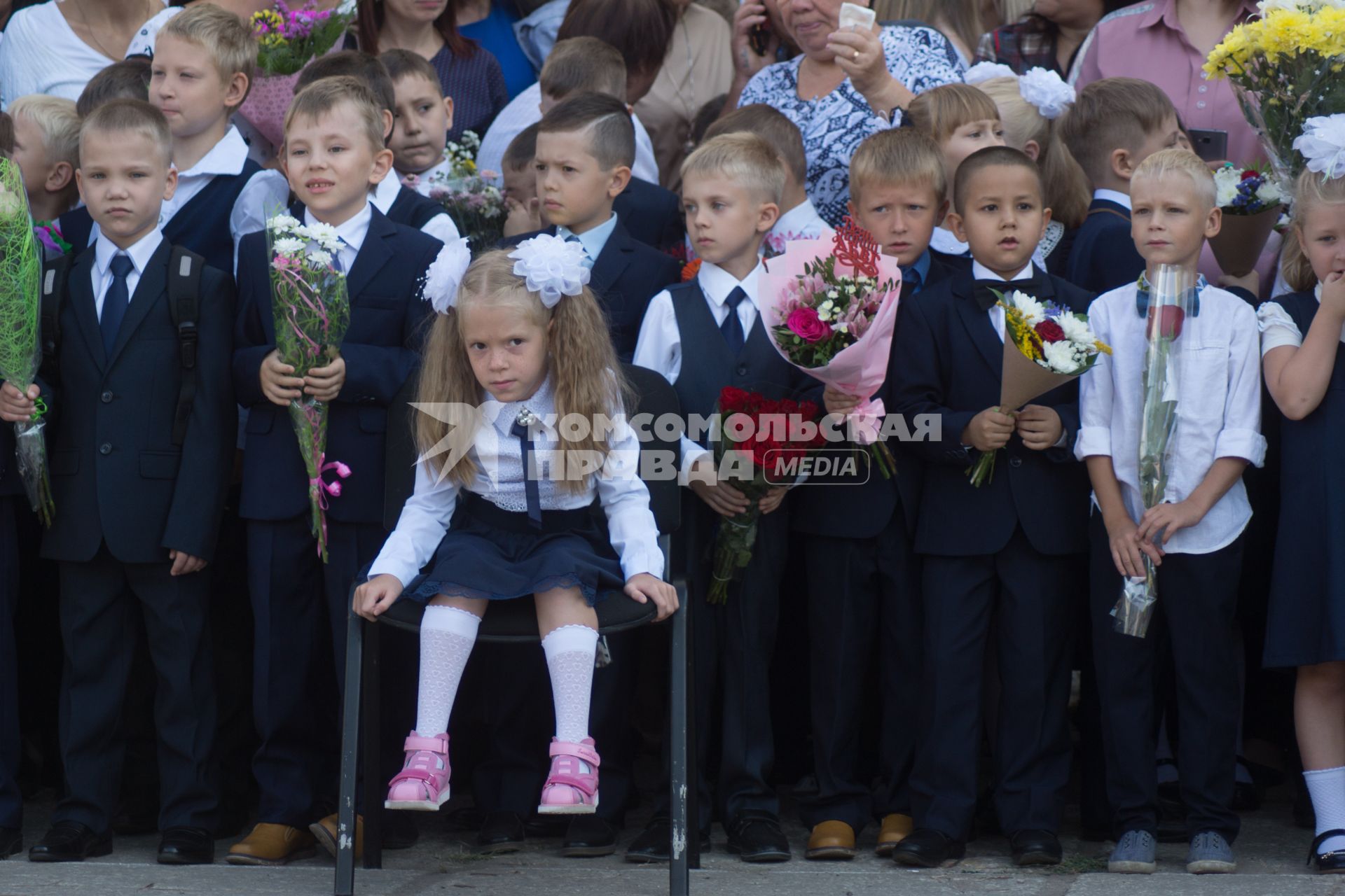 Тольятти. Первоклассники на торжественной линейке, посвященной Дню знаний в одной из школ города.