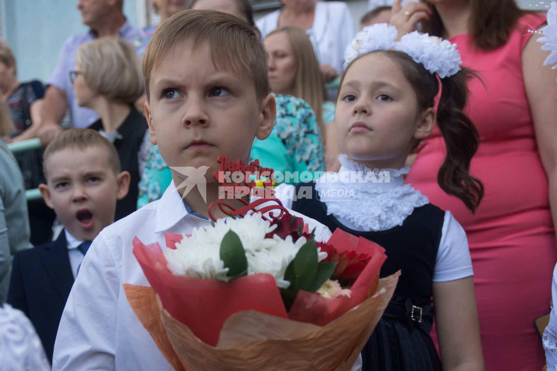 Тольятти. Первоклассники на торжественной линейке, посвященной Дню знаний в одной из школ города.