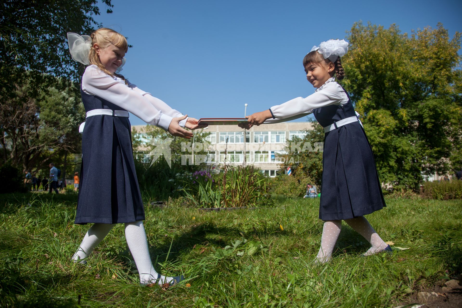 Пермь.   Первоклассницы во время прогулки.