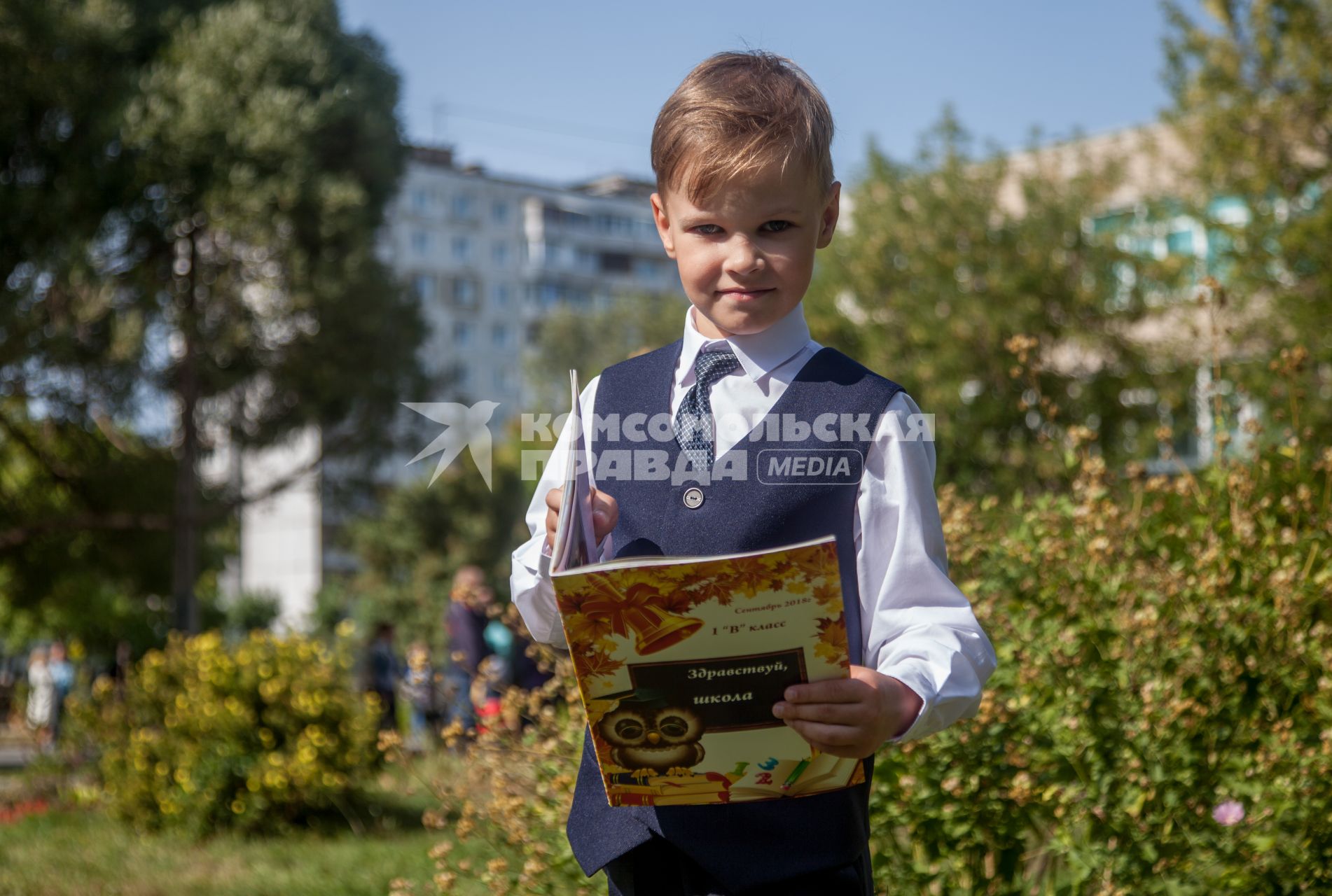 Пермь. Первоклассник с книгой.