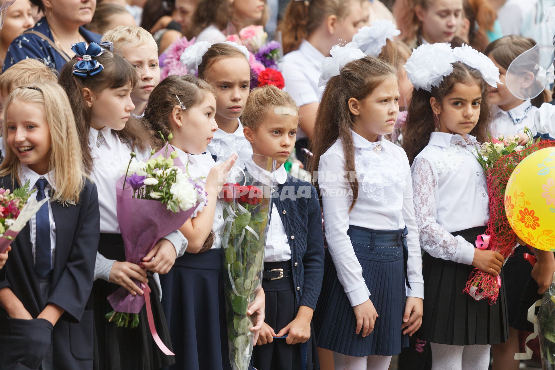 Ставрополь.   Первоклассники на торжественной линейке, посвященной Дню знаний.