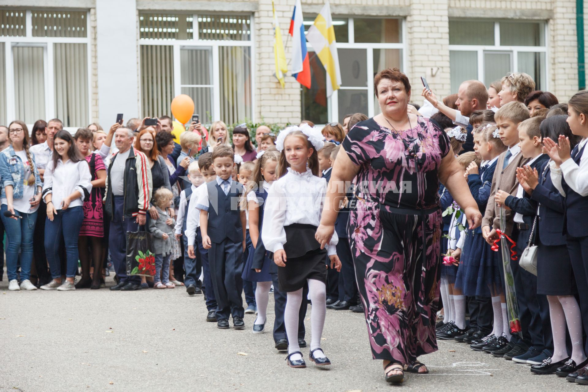 Ставрополь.   Первоклассники на торжественной линейке, посвященной Дню знаний.