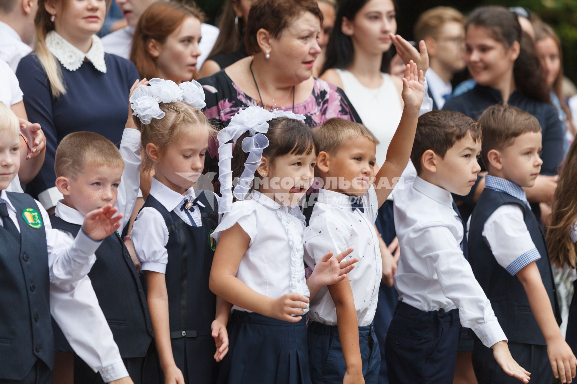 Ставрополь.   Первоклассники на торжественной линейке, посвященной Дню знаний.