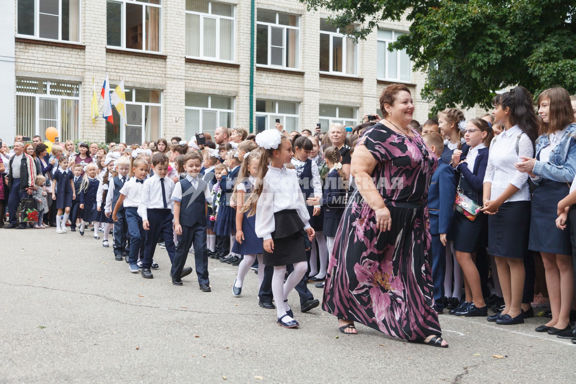 Ставрополь.   Первоклассники на торжественной линейке, посвященной Дню знаний.