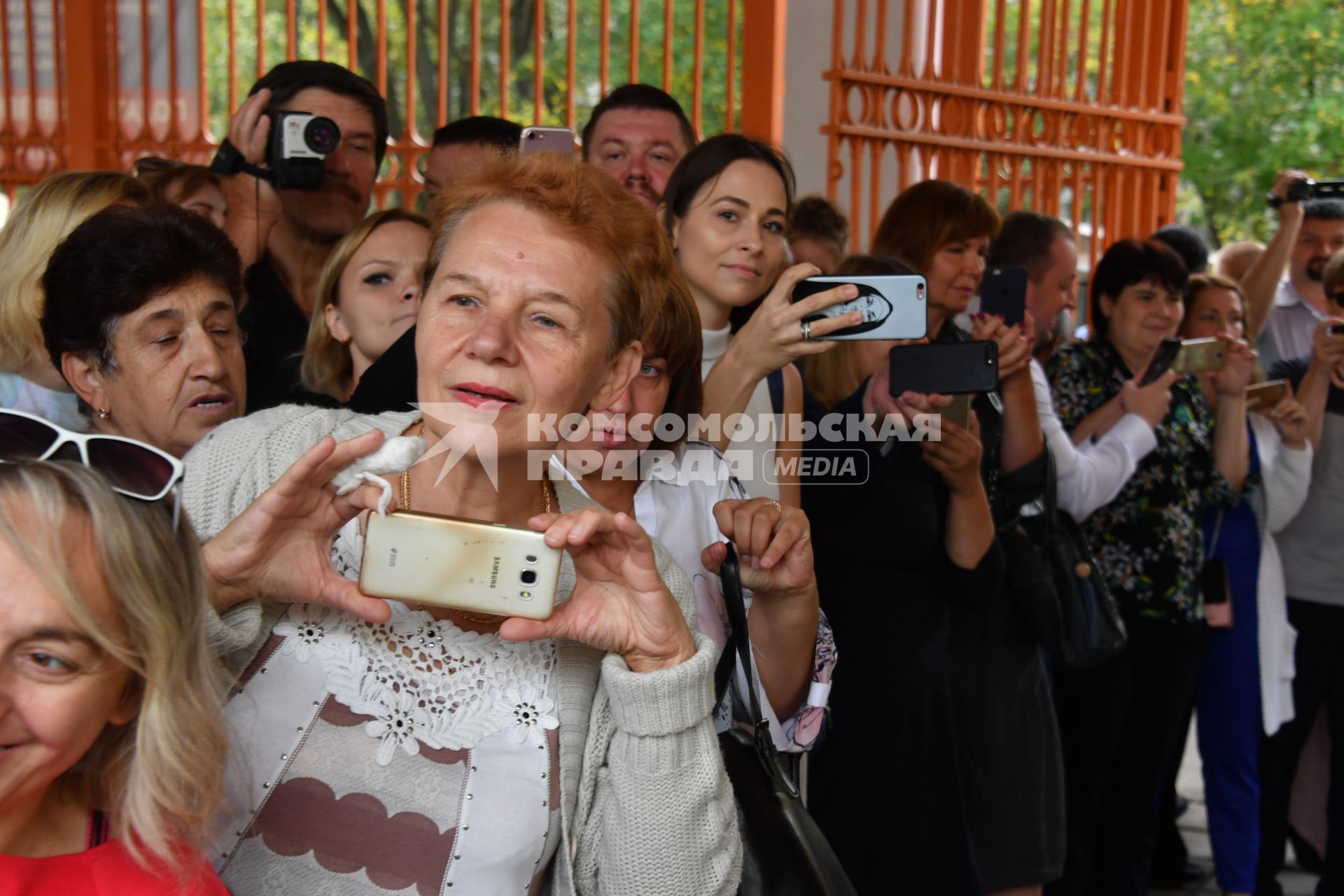 Москва. Родители фотографируют детей  после торжественной линейки, посвященной Дню знаний.