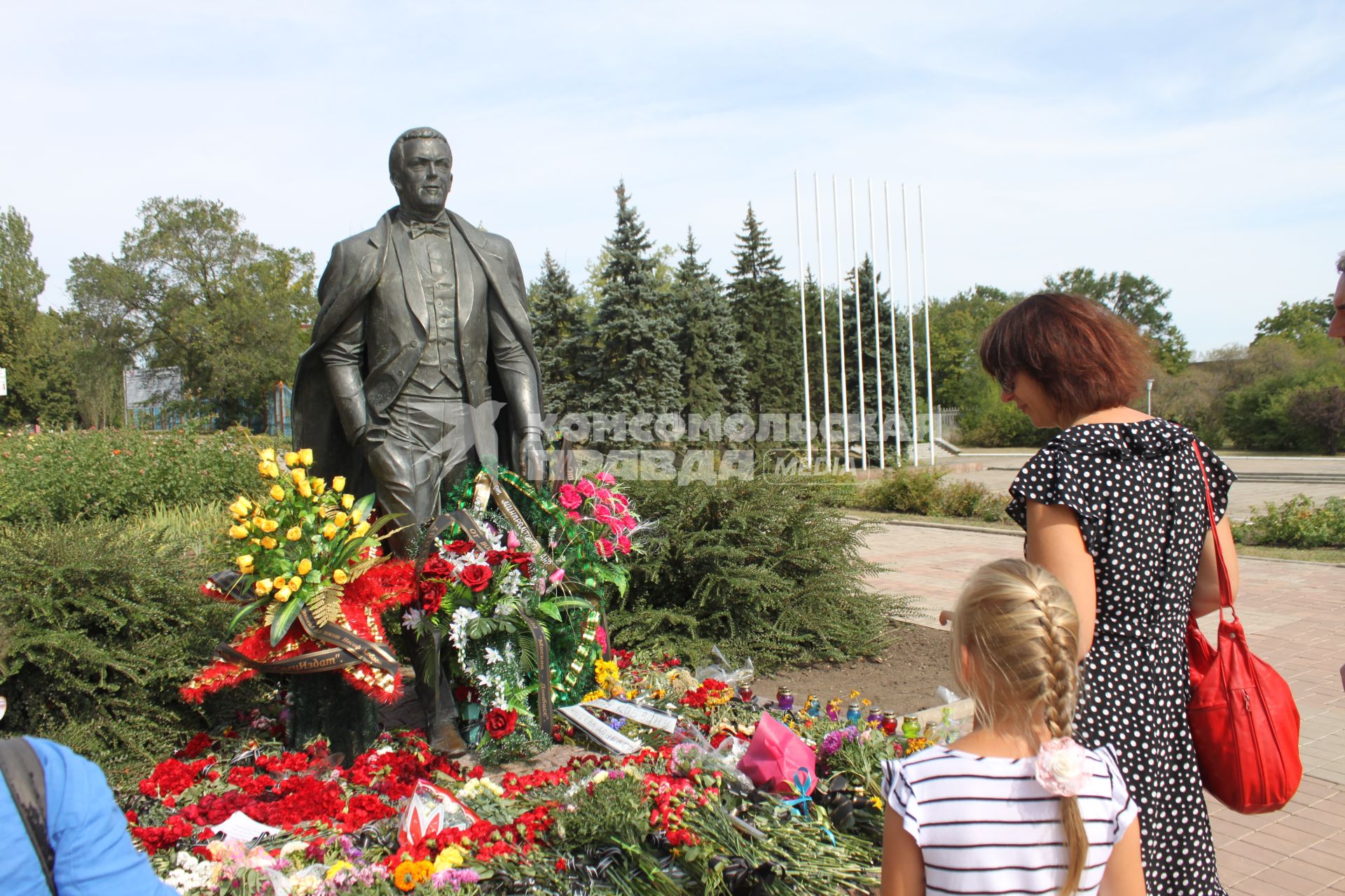 Украина, Донецк. Горожане приносят цветы к памятнику певца Иосифа Кобзона в память о нем.