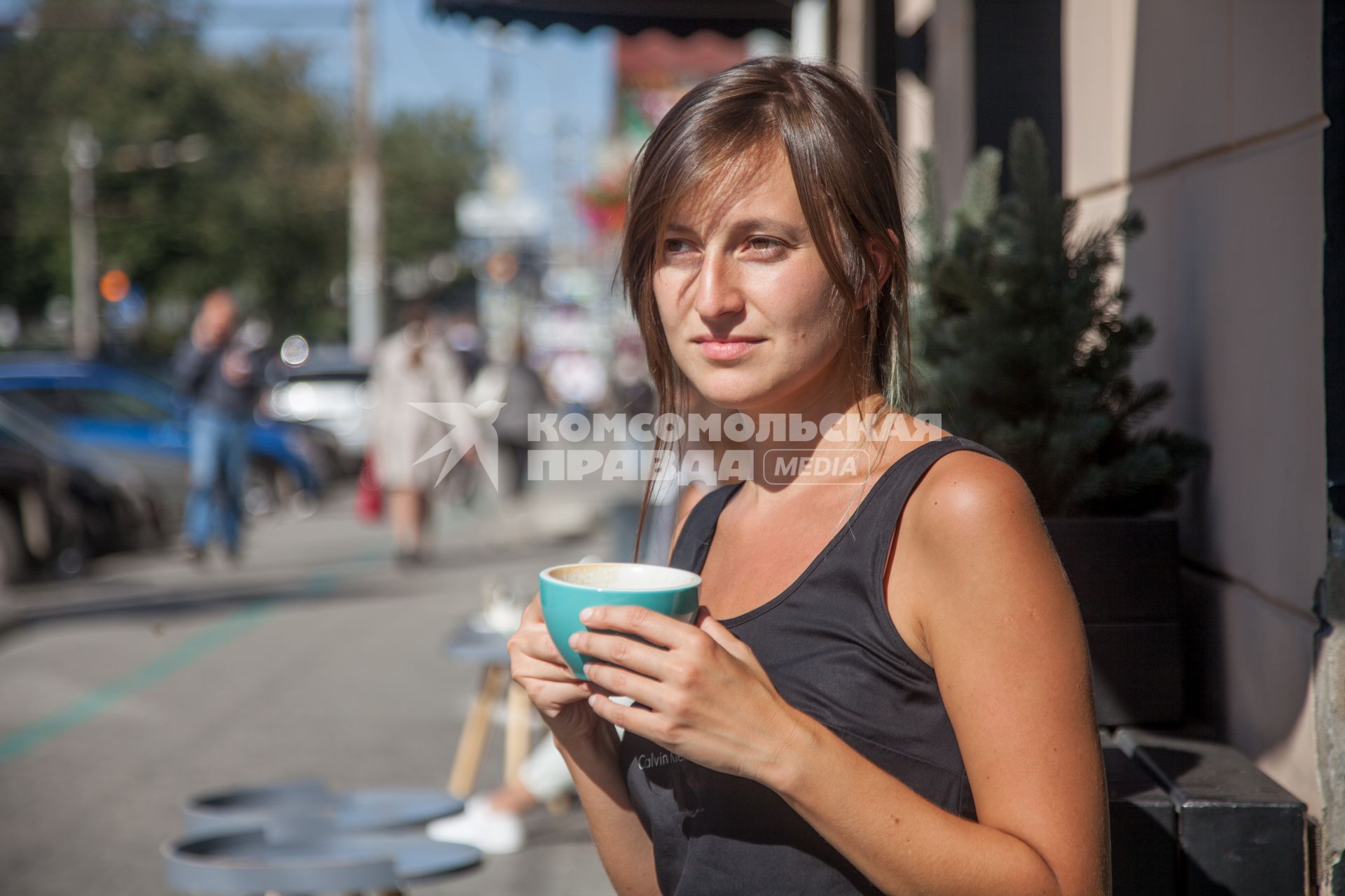Пермь. Девушка пьет чай в кафе.