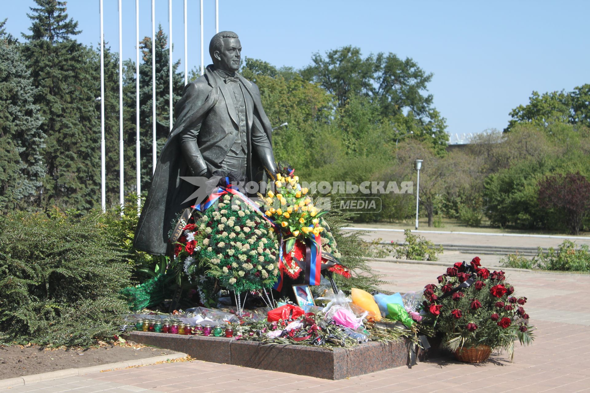 Украина, Донецк. Горожане приносят цветы к памятнику певца Иосифа Кобзона в память о нем.