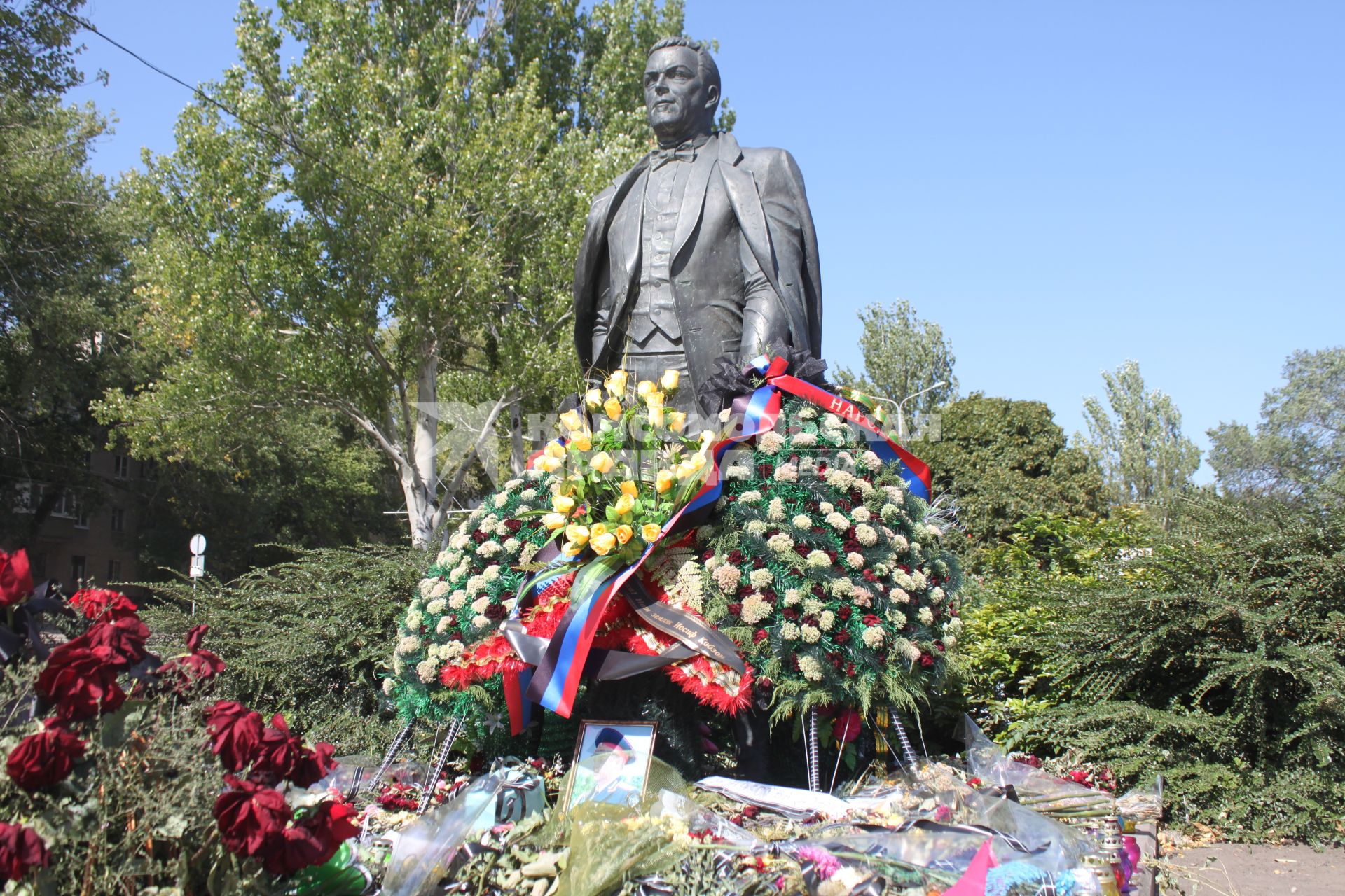 Украина, Донецк. Горожане приносят цветы к памятнику певца Иосифа Кобзона в память о нем.