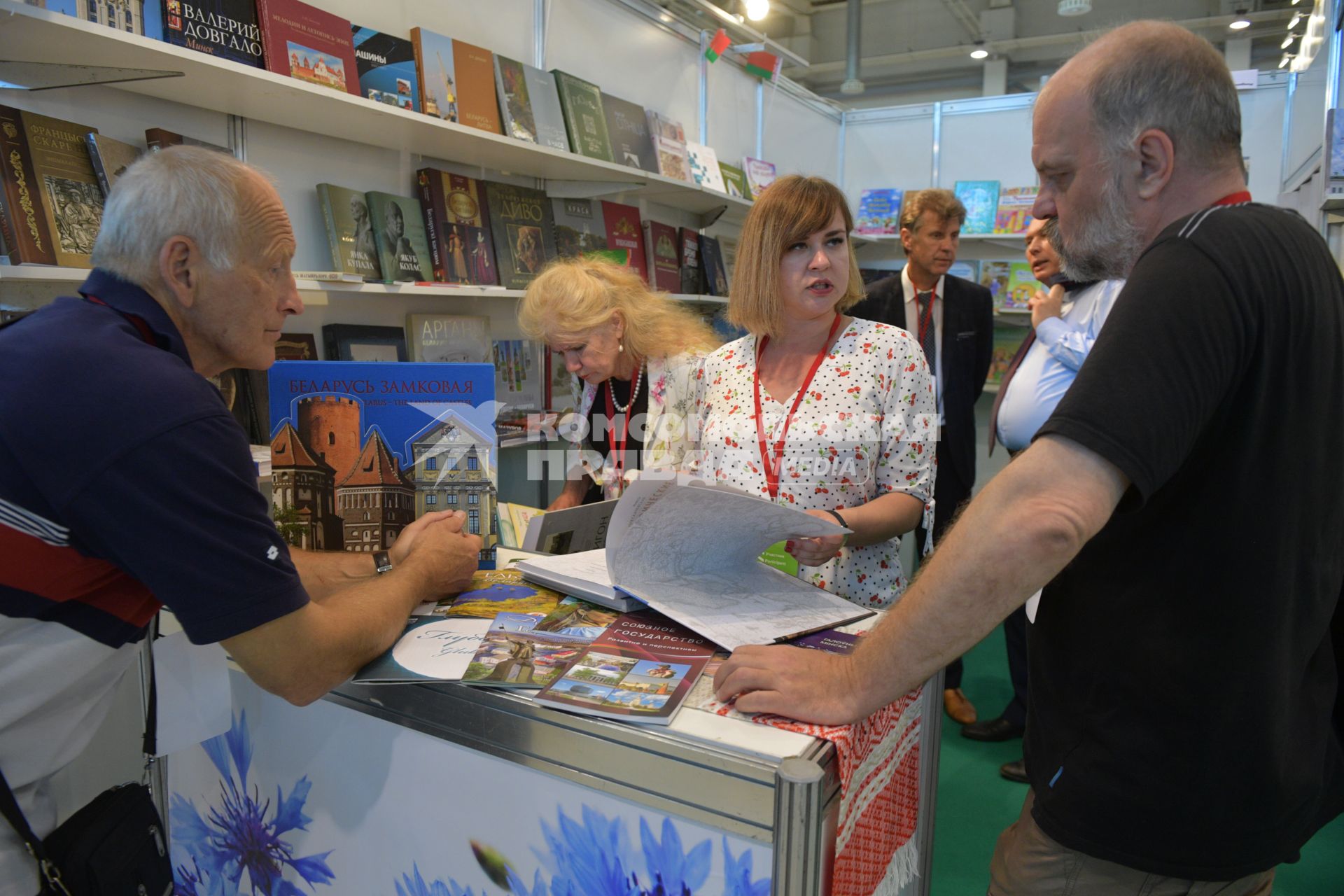 Москва. Посетители на открытии 31-й Московской международной книжной выставки-ярмарки в павильоне 75 на ВДНХ.