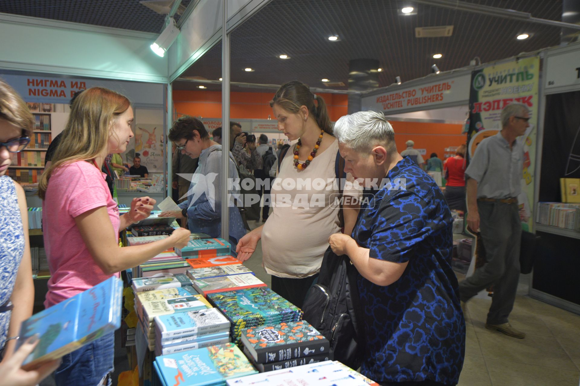 Москва. Посетители на открытии 31-й Московской международной книжной выставки-ярмарки в павильоне 75 на ВДНХ.