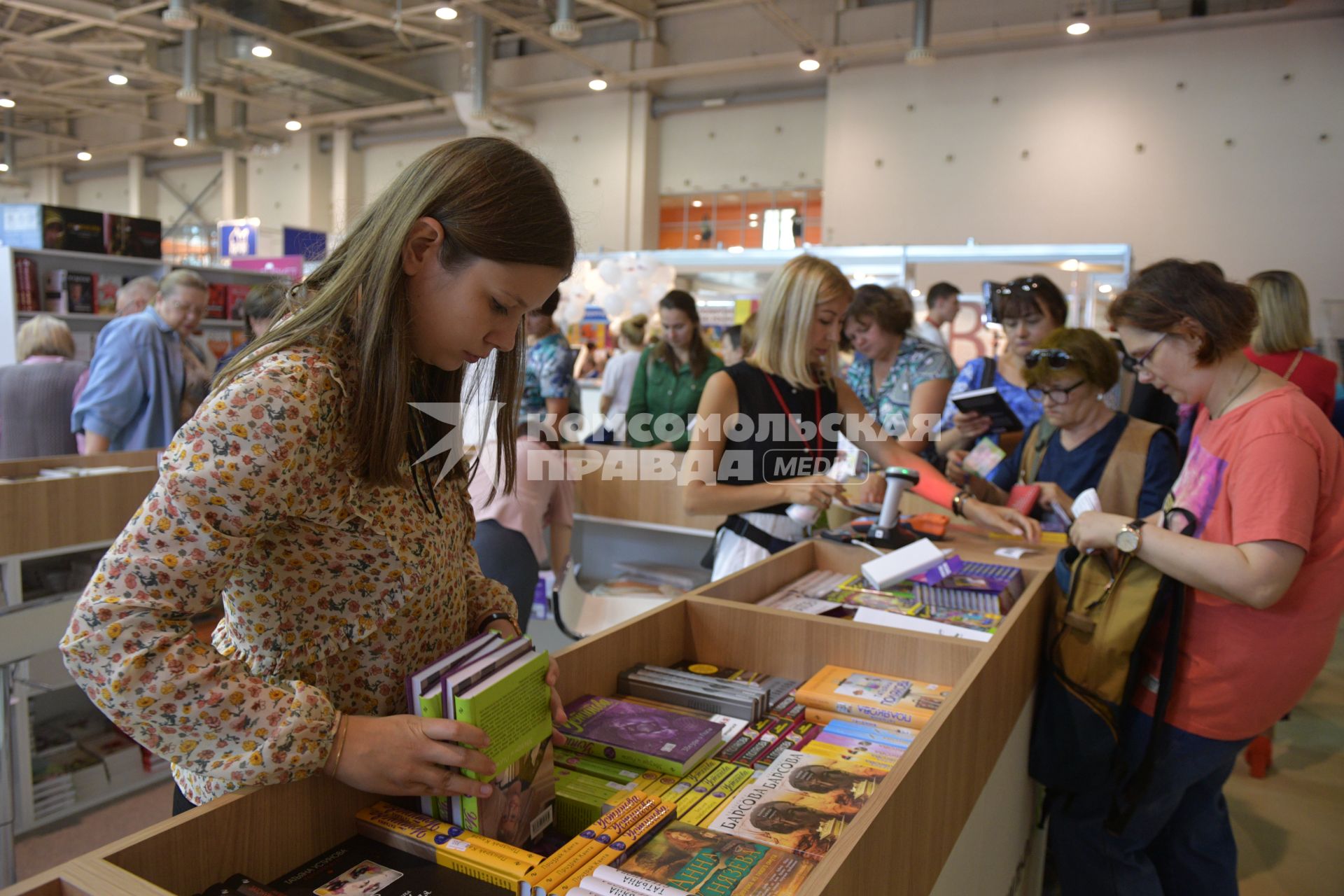 Москва. Посетители на открытии 31-й Московской международной книжной выставки-ярмарки в павильоне 75 на ВДНХ.