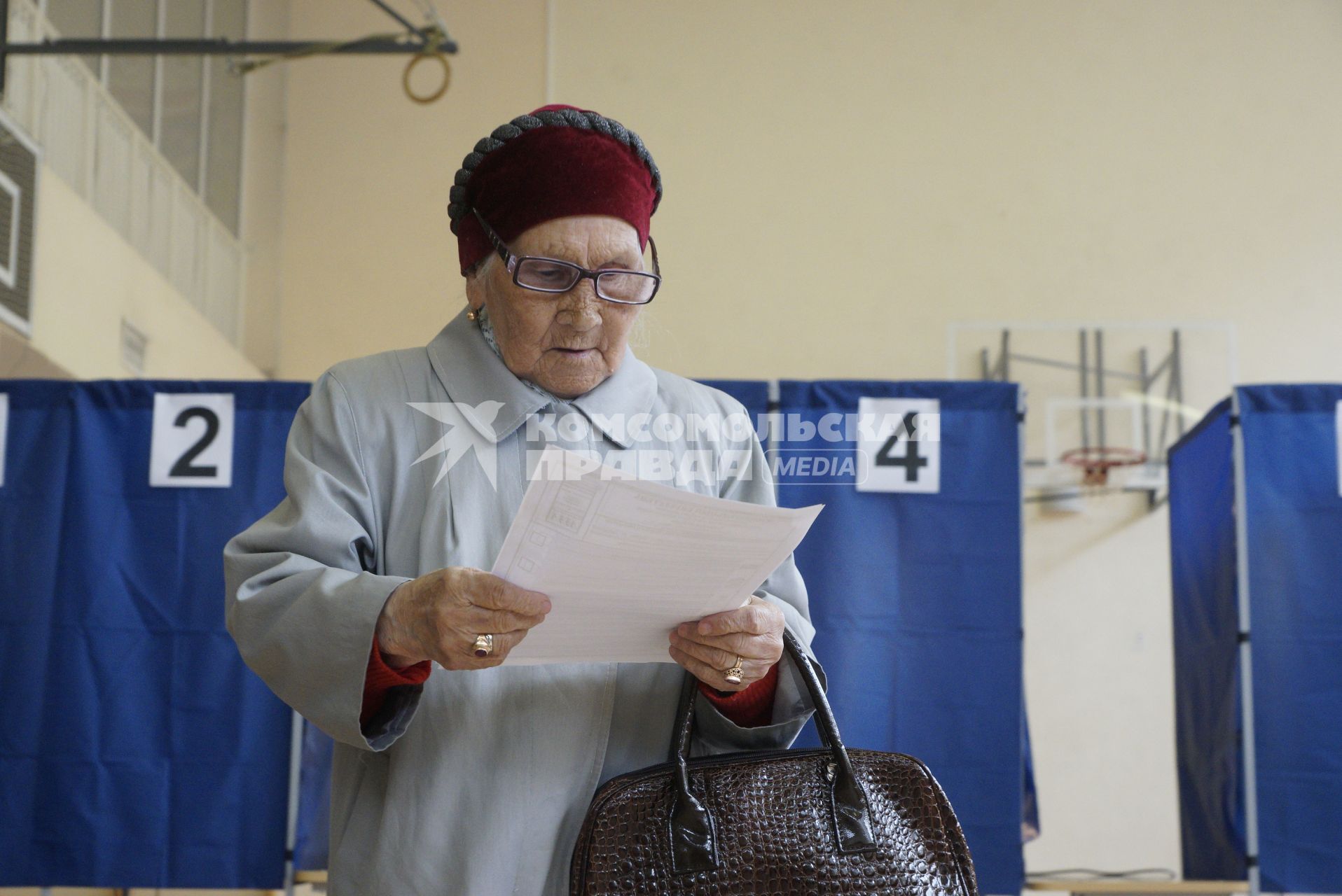 Екатеринбург. Свердловская область. На избирательном участке во время выборов депутатов городскую думу Екатеринбурга