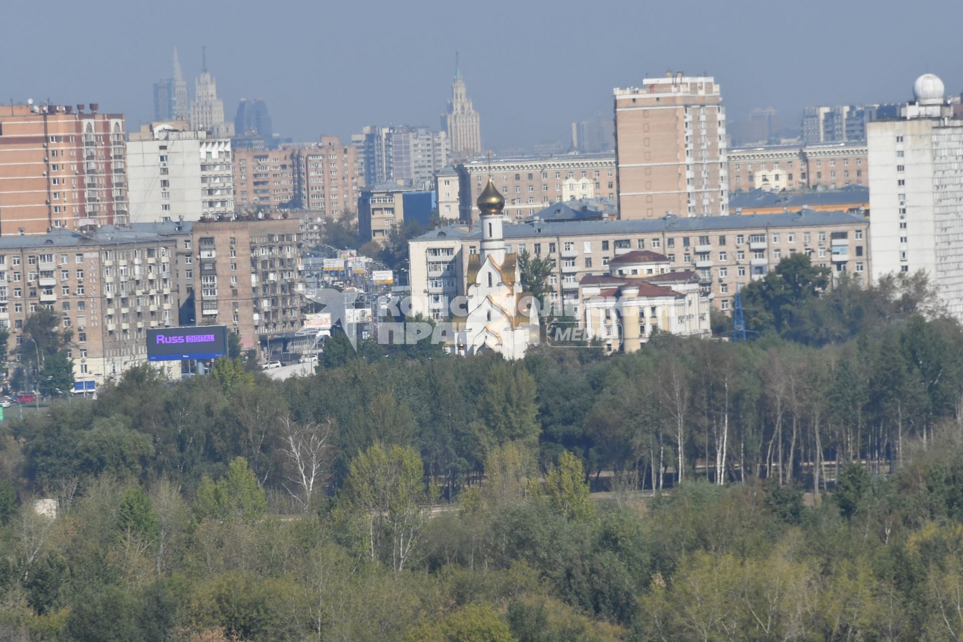 Москва. Вид из окон нового дома, построенного  по программе реновации на Судостроительной улице.