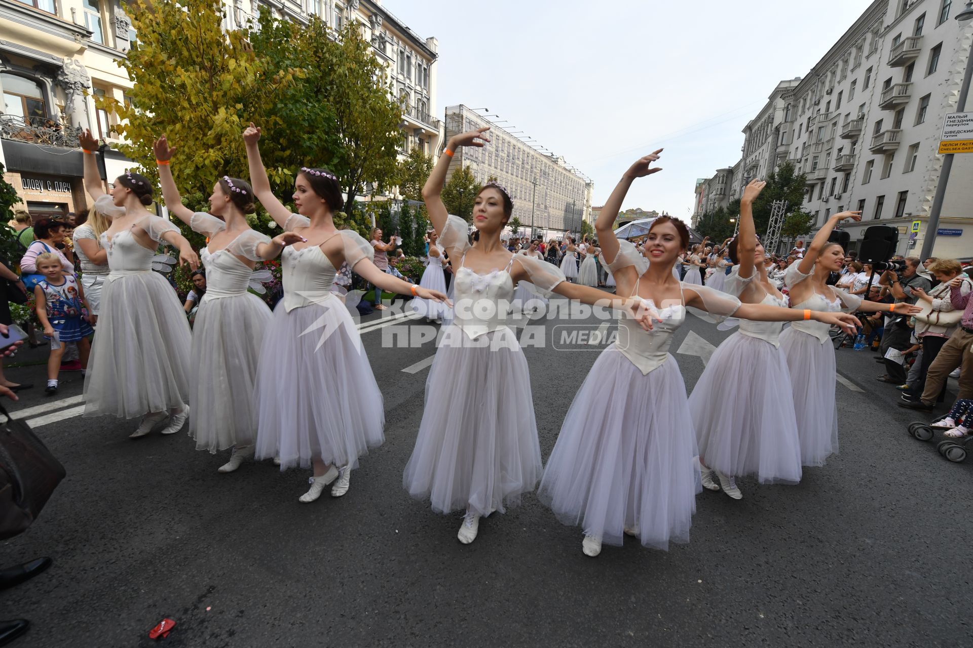 Москва. Выступление артистов балета  во время праздничных мероприятий в честь Дня города на Тверской улице.