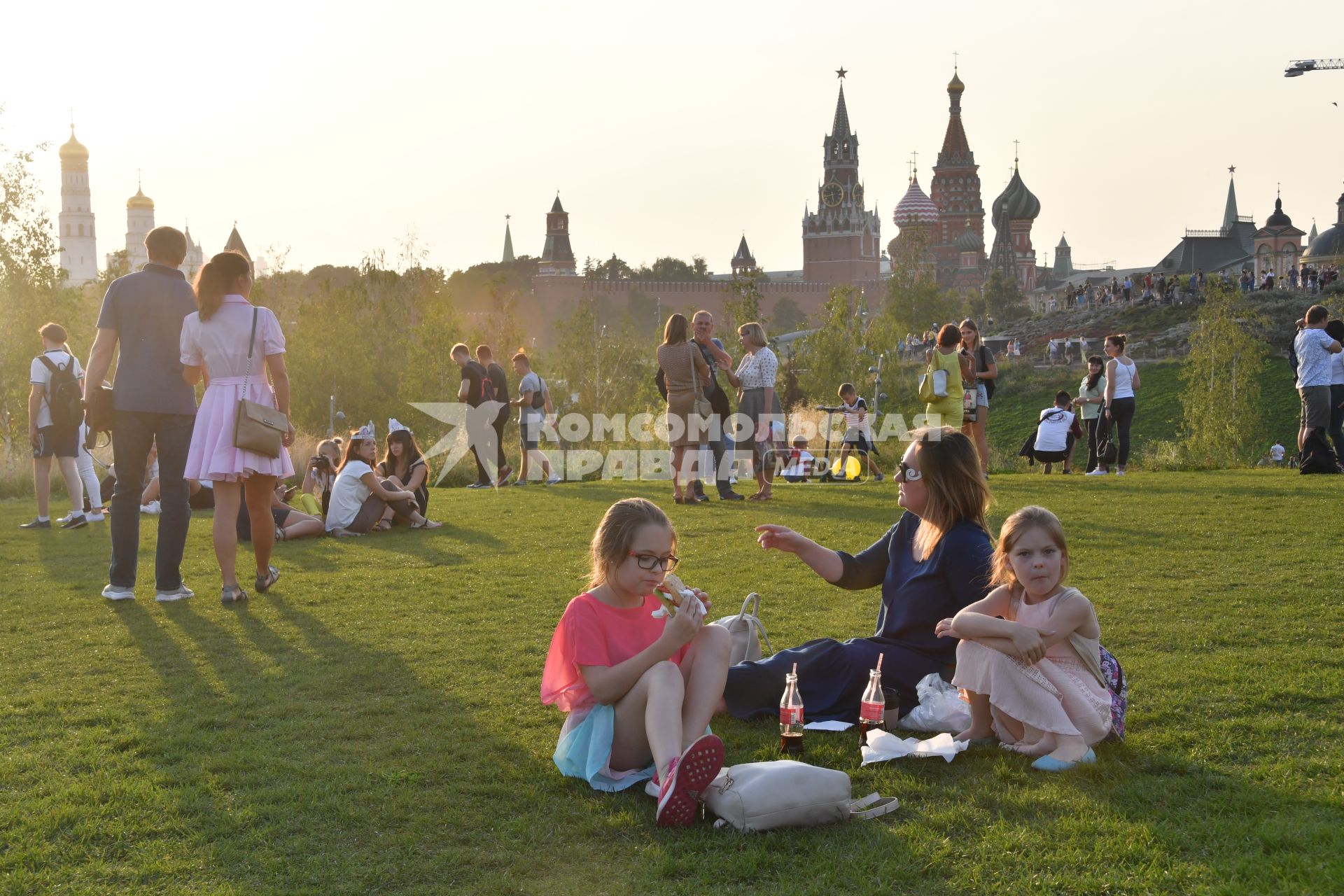 Москва. Горожане отдыхают  на территории природно-ландшафтного парка `Зарядье`во время праздничных мероприятий в честь Дня города.