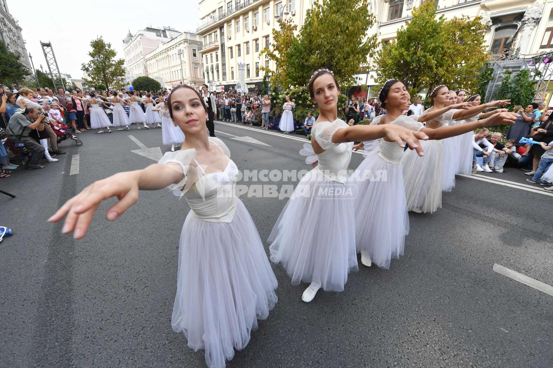 Москва. Выступление артистов балета  во время праздничных мероприятий в честь Дня города на Тверской улице.