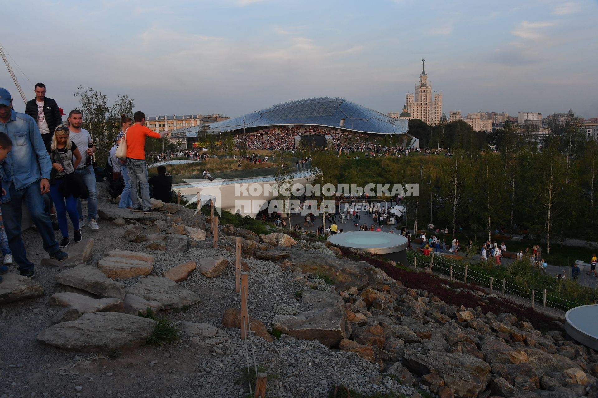 Москва. Горожане на территории природно-ландшафтного парка `Зарядье`во время праздничных мероприятий в честь Дня города.