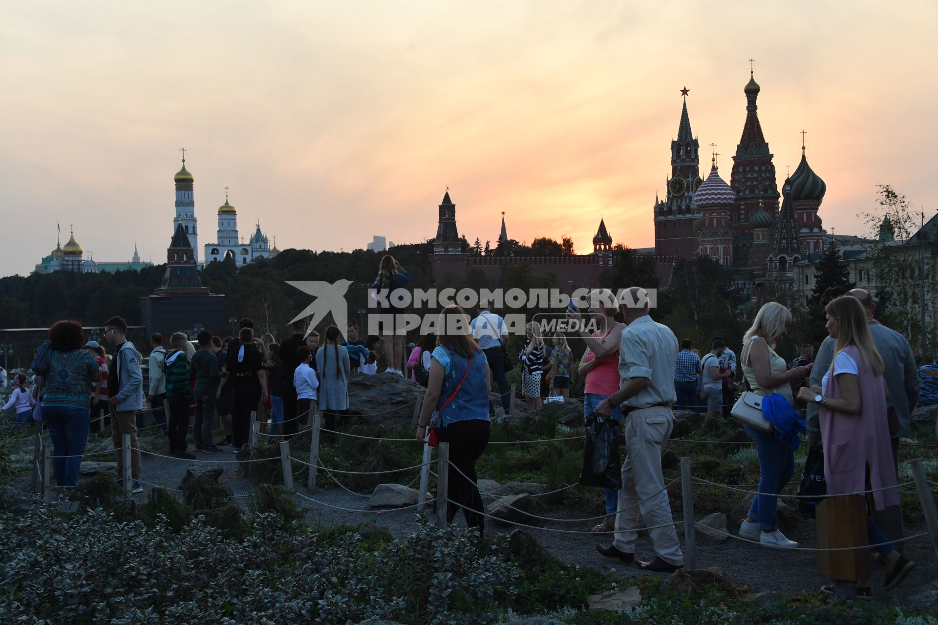 Москва. Горожане на территории природно-ландшафтного парка `Зарядье`во время праздничных мероприятий в честь Дня города.