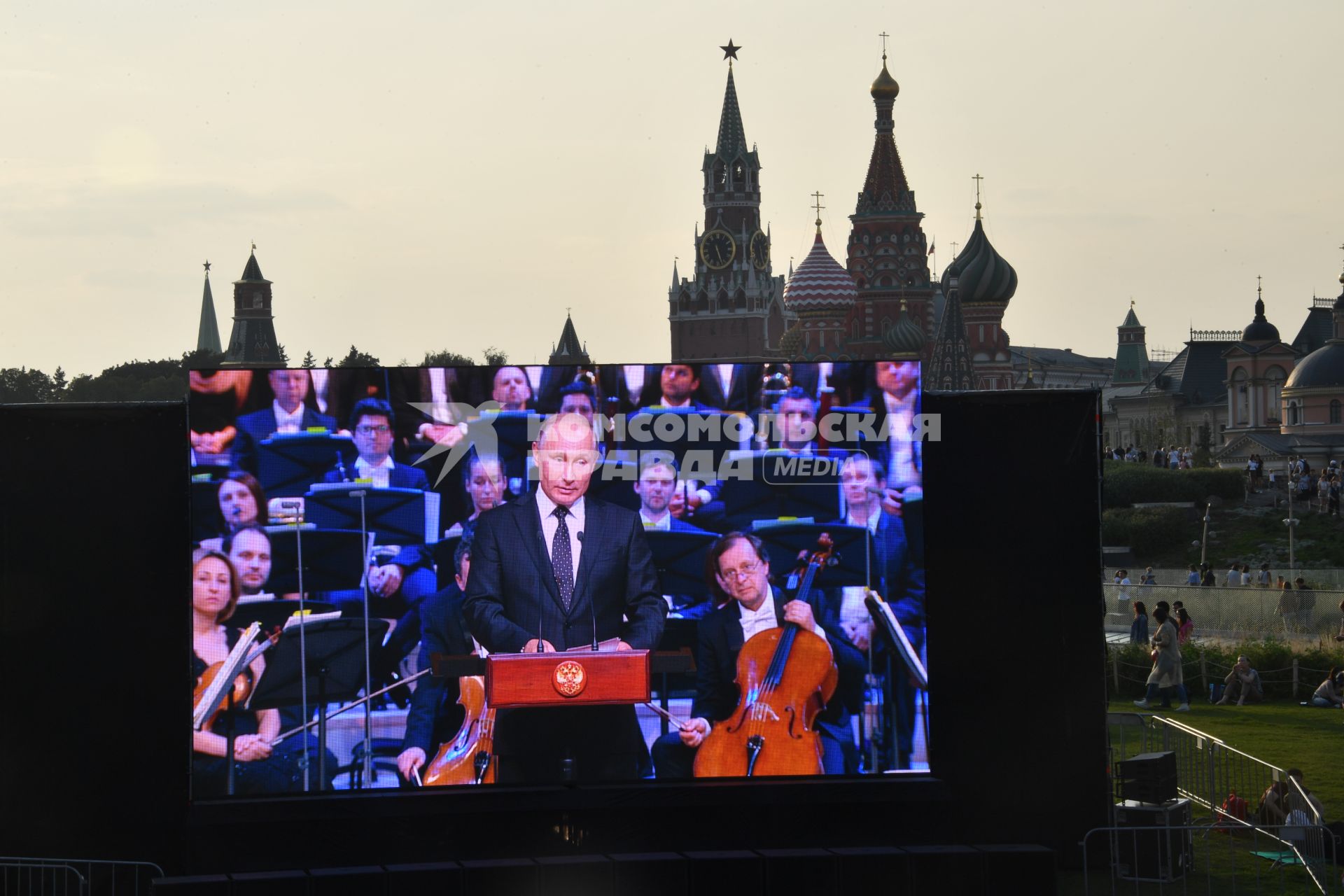 Москва. Открытие Московского концертного зала `Зарядье`на территории природно-ландшафтного парка во время праздничных мероприятий в честь Дня города.