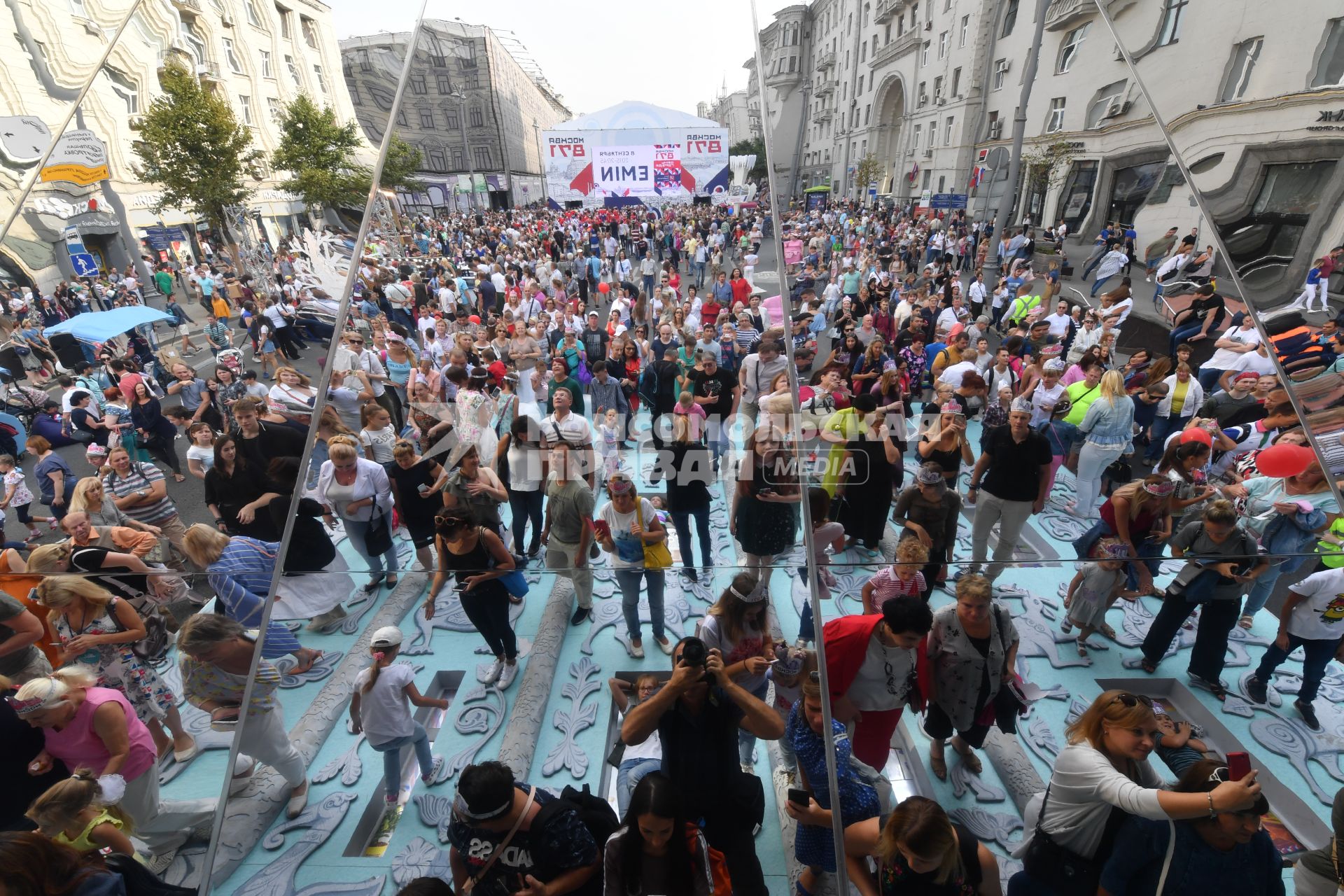 Москва.  Во время праздничных мероприятий в честь Дня города на Тверской улице.