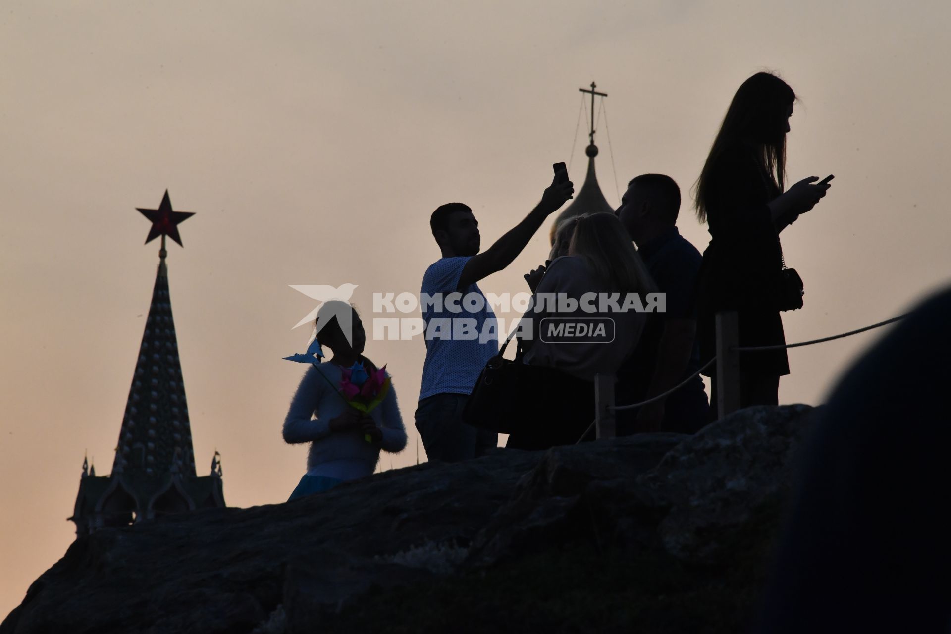 Москва. Горожане на территории природно-ландшафтного парка `Зарядье`во время праздничных мероприятий в честь Дня города.