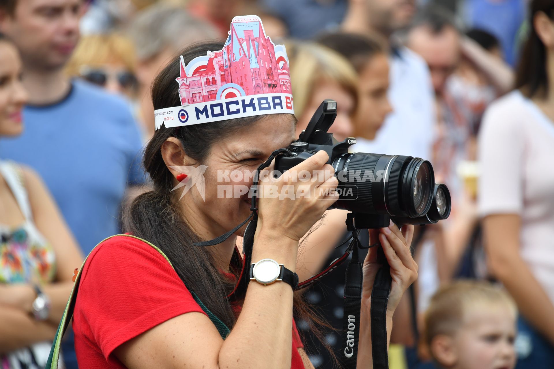 Москва. Женщина фотографирует во время праздничных мероприятий в честь Дня города на Тверской улице.