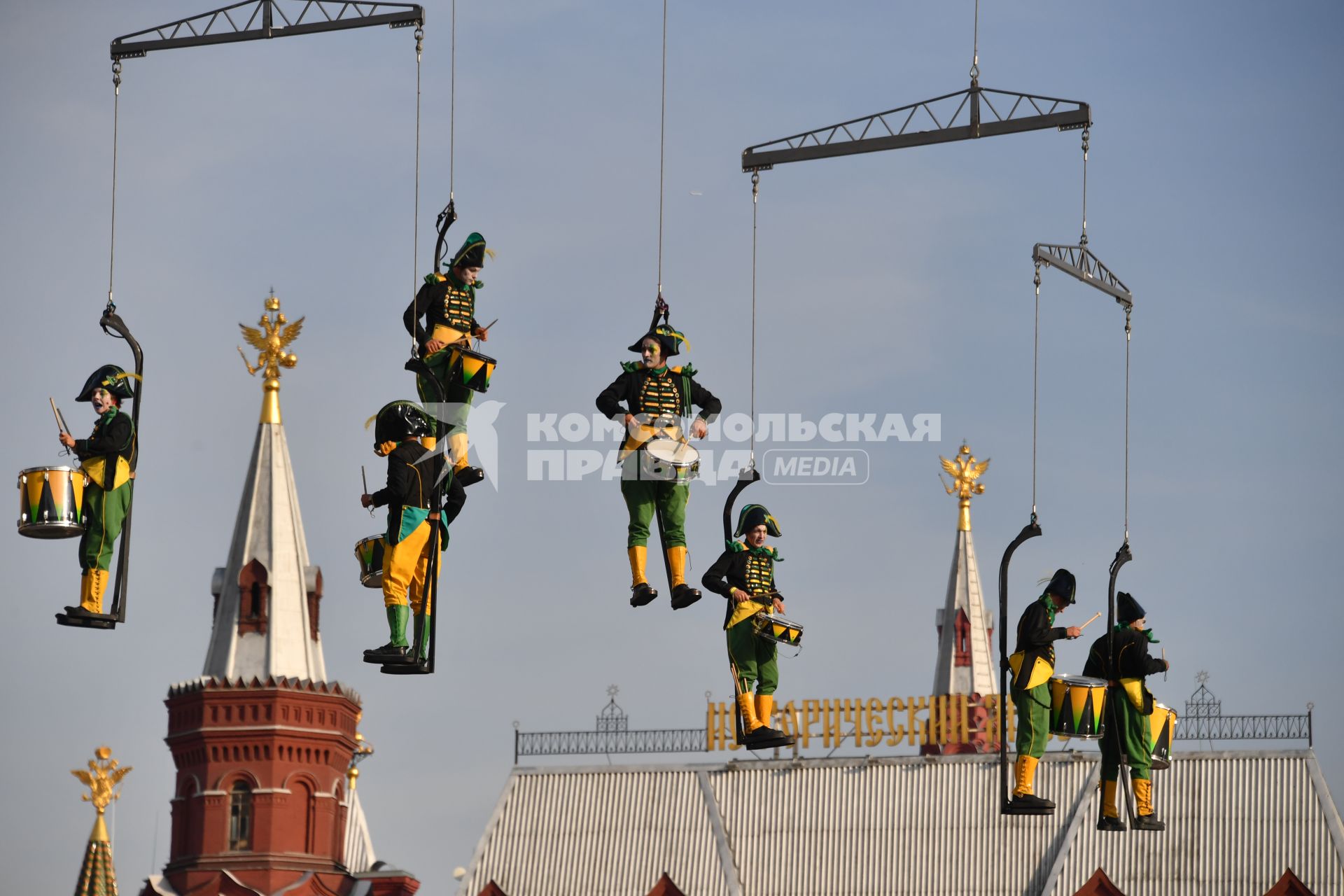 Москва. Шоу летающих барабанщиков во время праздничных мероприятий в честь Дня города на Манежной площади