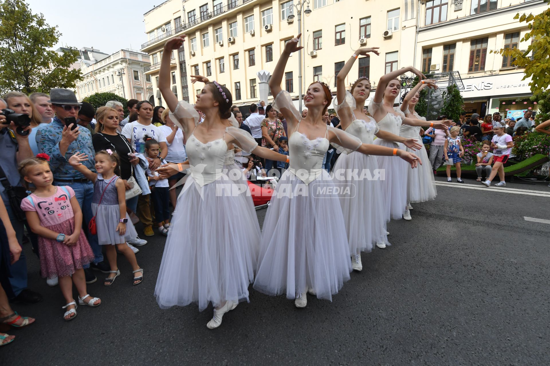 Москва. Выступление артистов балета  во время праздничных мероприятий в честь Дня города на Тверской улице.