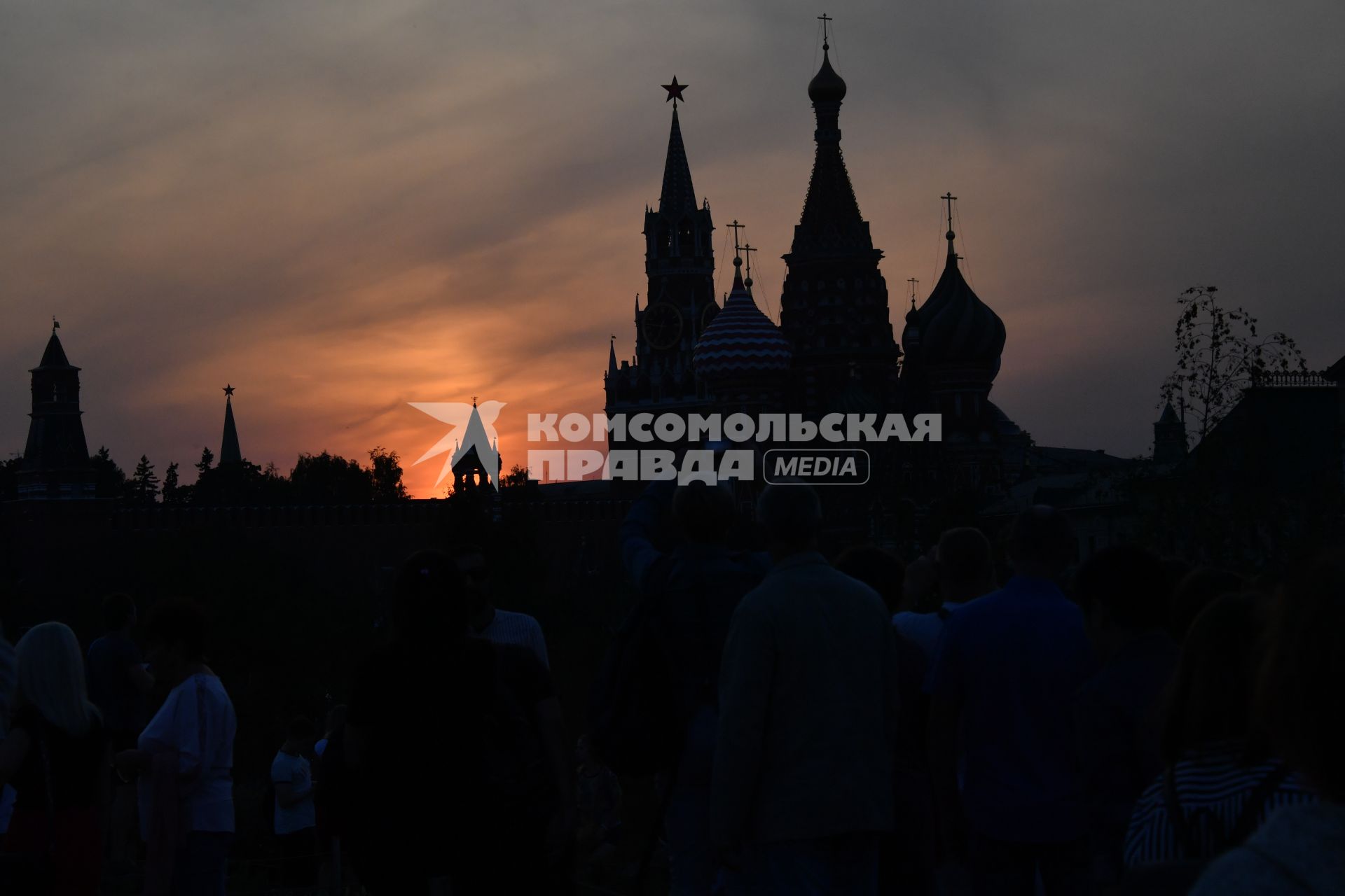 Москва. Вид на Кремль с территории природно-ландшафтного парка `Зарядье`.