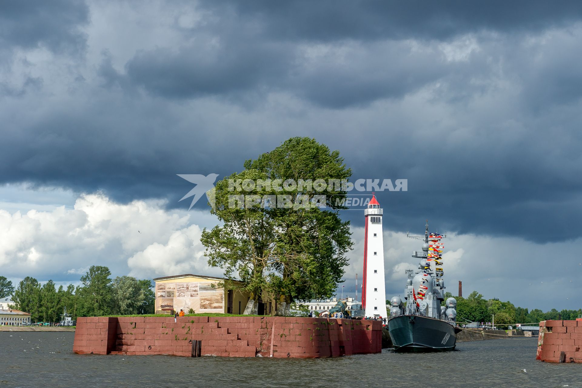 Кронштадт. Вид на Петровскуя пристань, набережную и маяк.