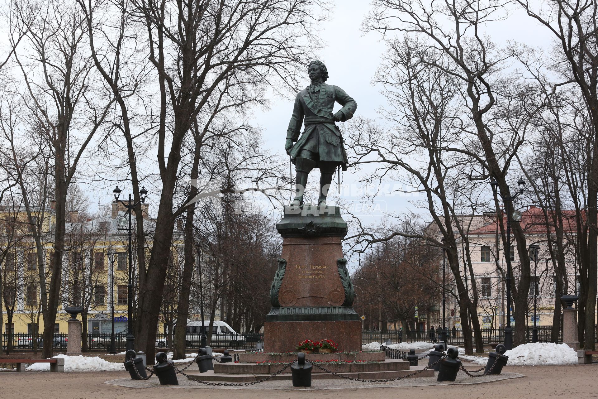 Кронштадт.  Памятник Петру Великому в Петровском парке.