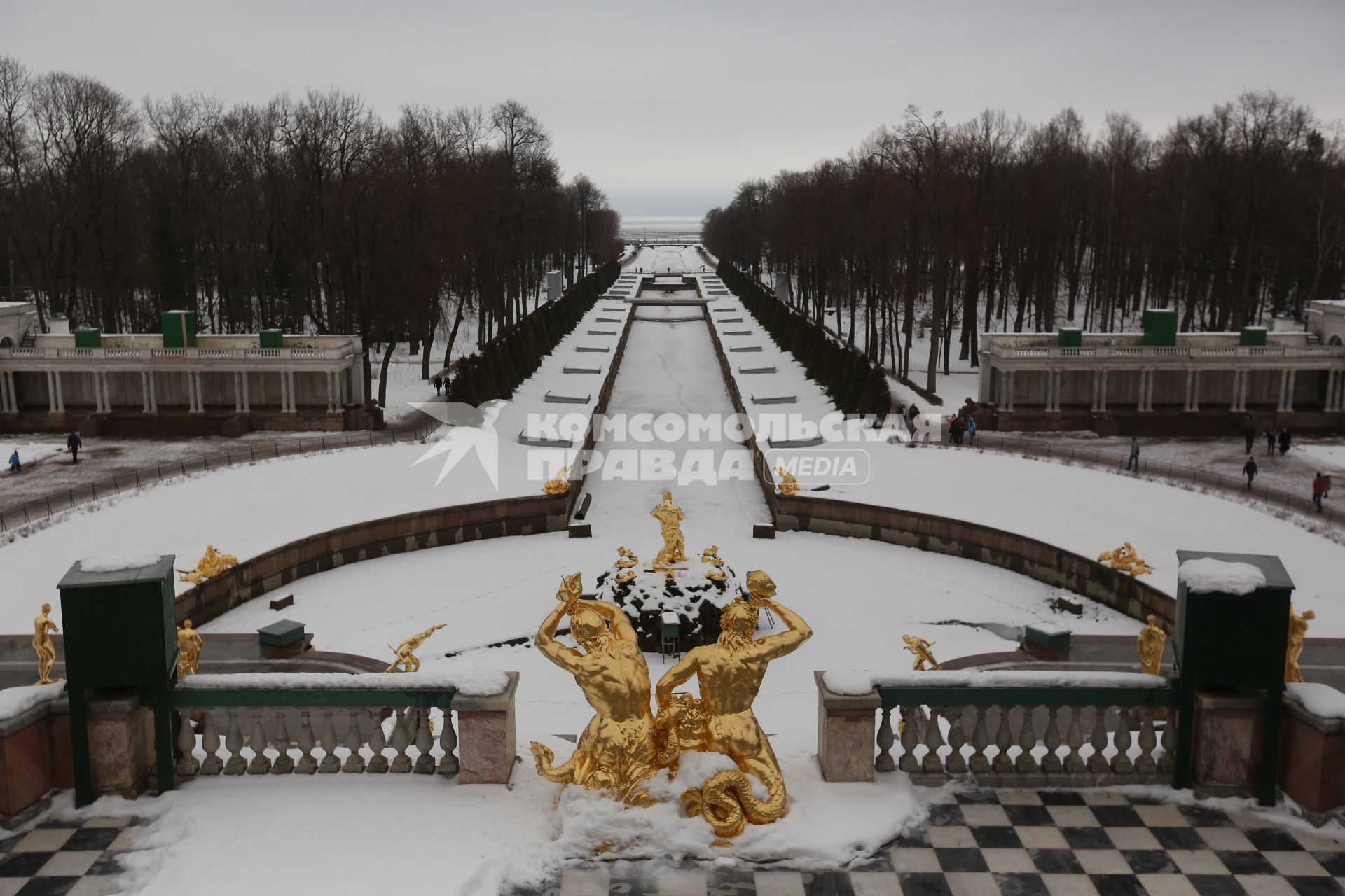 Петергоф. Вид на фонтаны Большого Каскада  и Морской канал Петергофского дворца зимой.